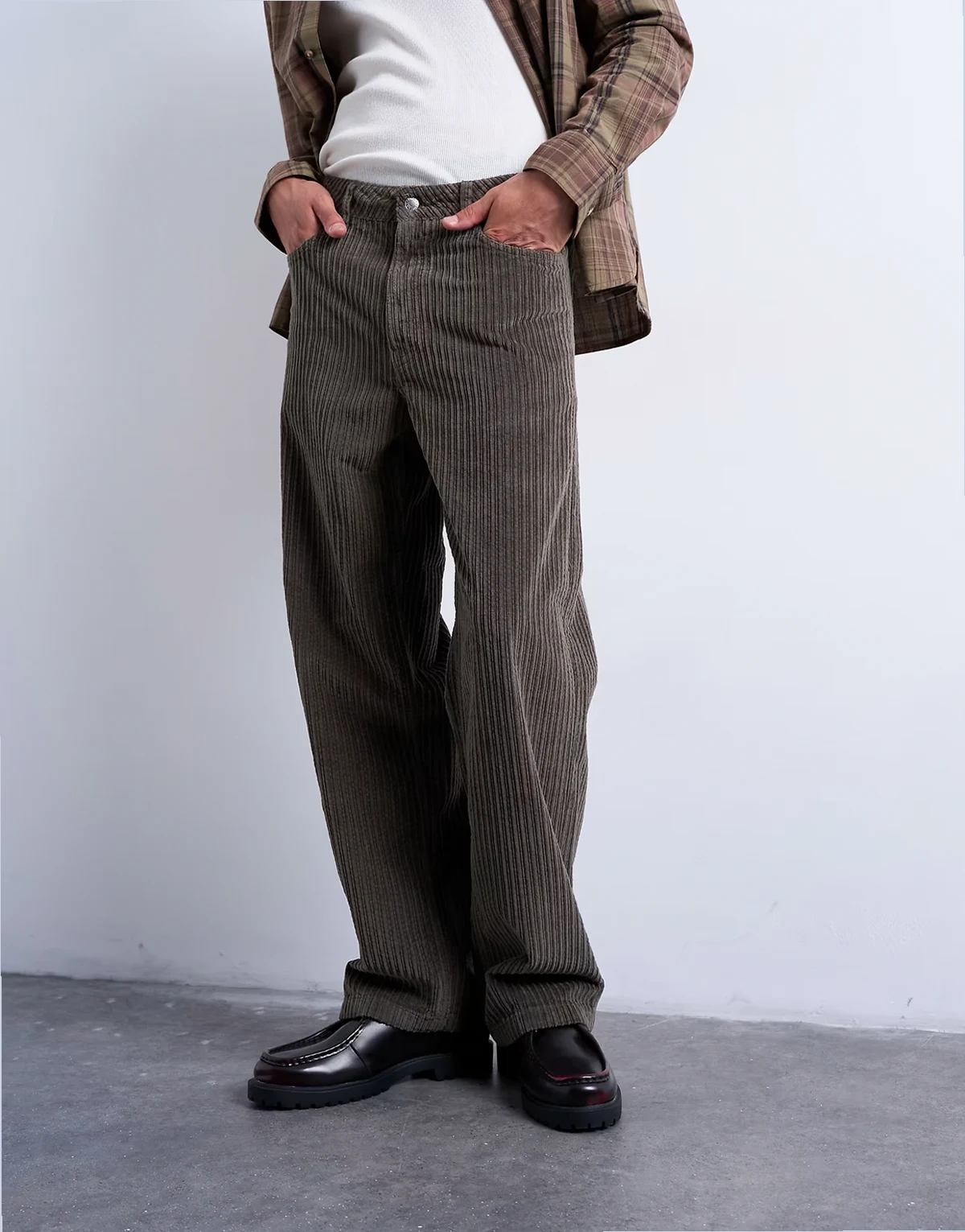 – Weite Hose aus Cord in Khaki