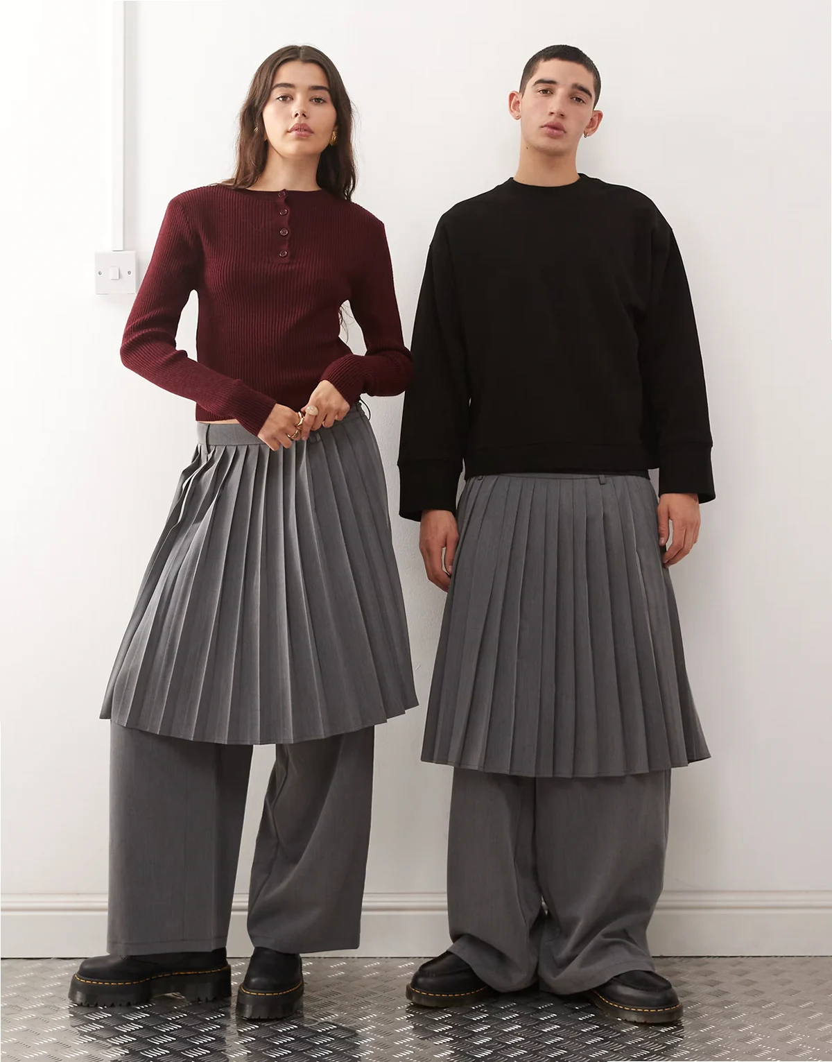 – Szare eleganckie spodnie z plisowaną spódnicą unisex