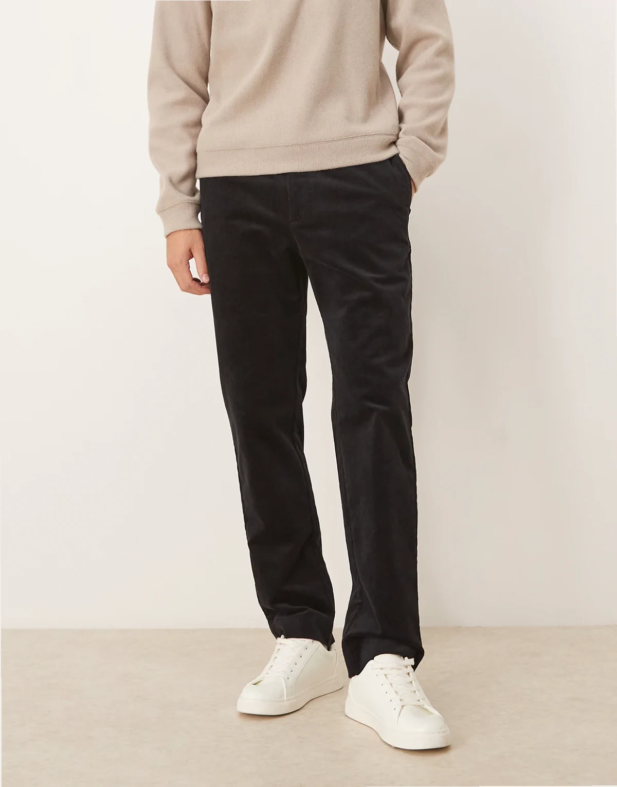 – Czarne sztruksowe spodnie o dopasowanym kroju