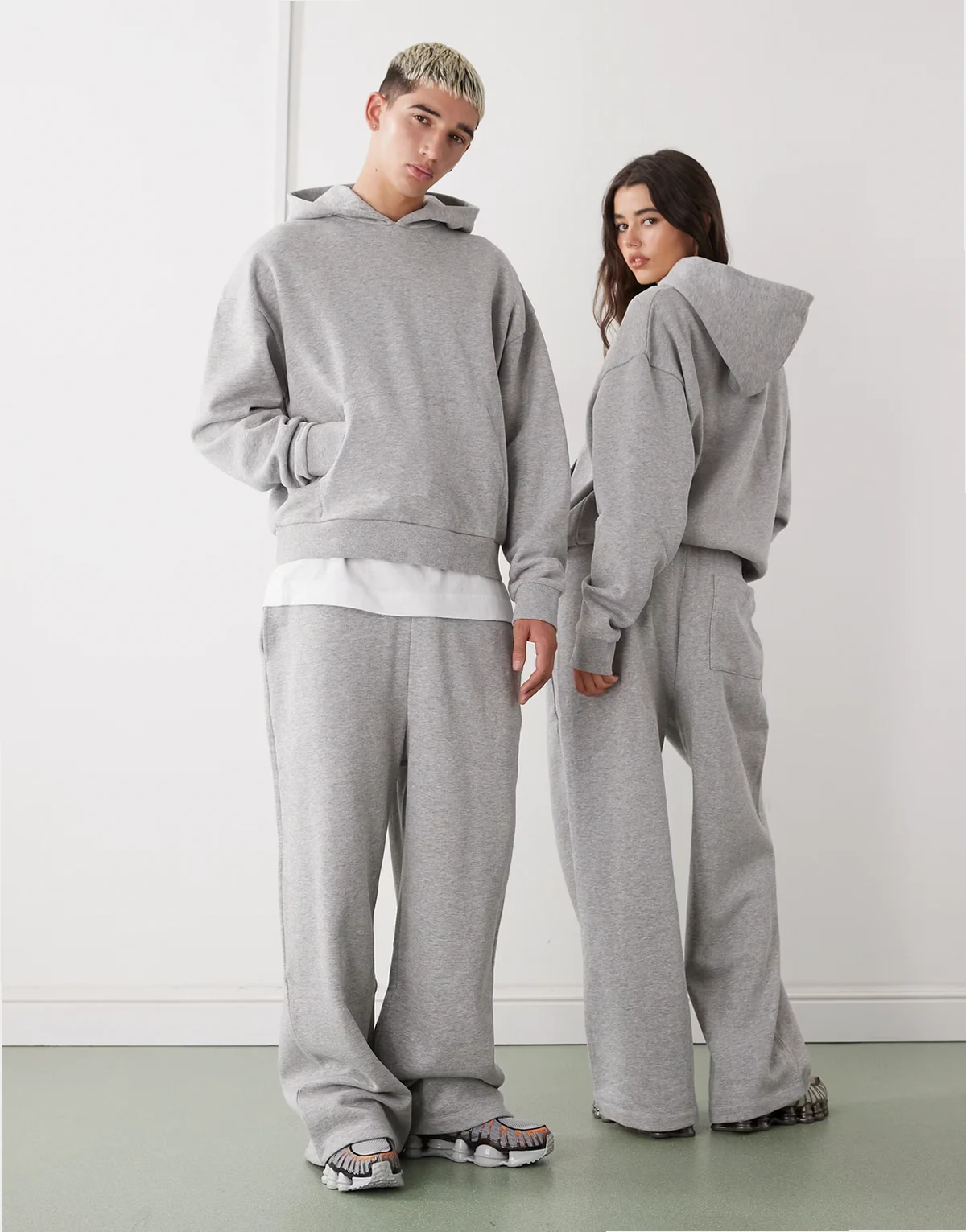 Unisex – Szare melanżowe grube joggersy z szerokimi nogawkami