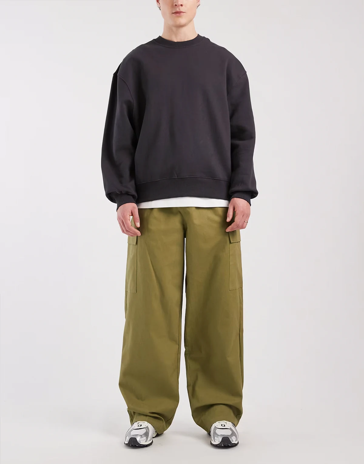 – Bojówki baggy w kolorze khaki