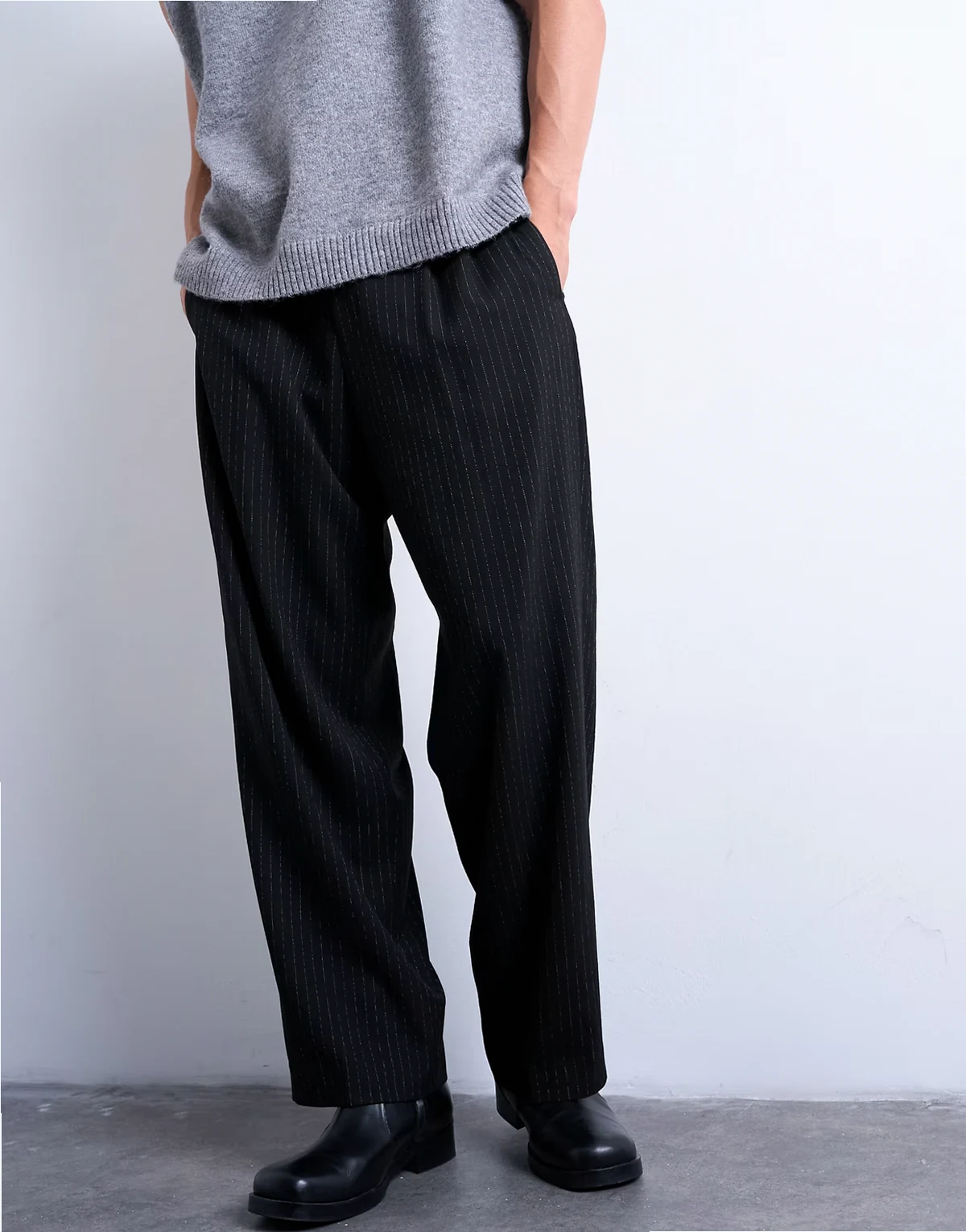 – Bundfaltenhose in Schwarz mit Nadelstreifen und weitem Bein