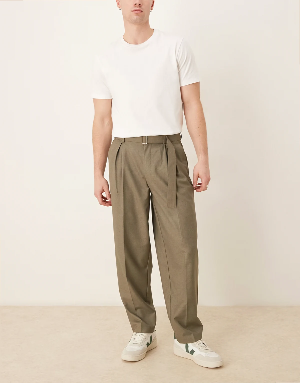 – Eleganckie zwężane spodnie oversize w kolorze khaki z zakładkami z przodu i paskiem