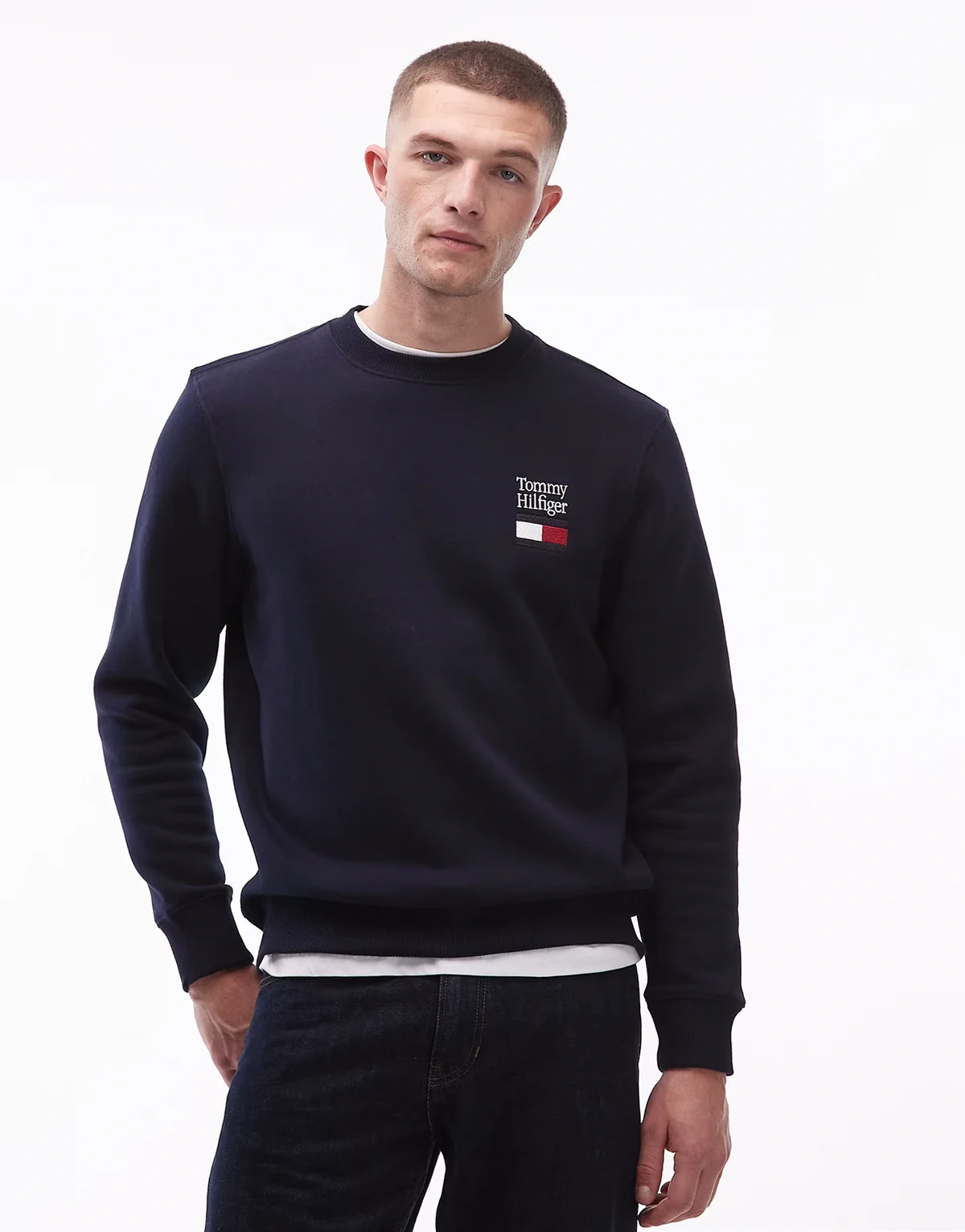 – Granatowa bluza z haftowanym logo z flagą