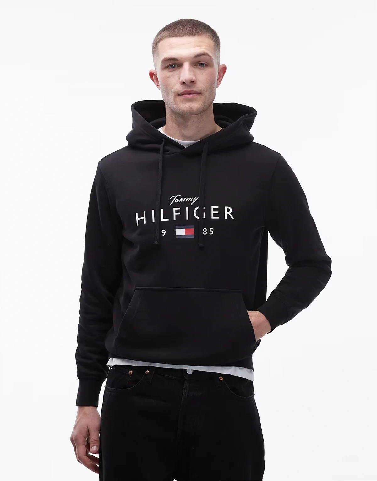 – Czarna bluza z kapturem i dużym logo na środku