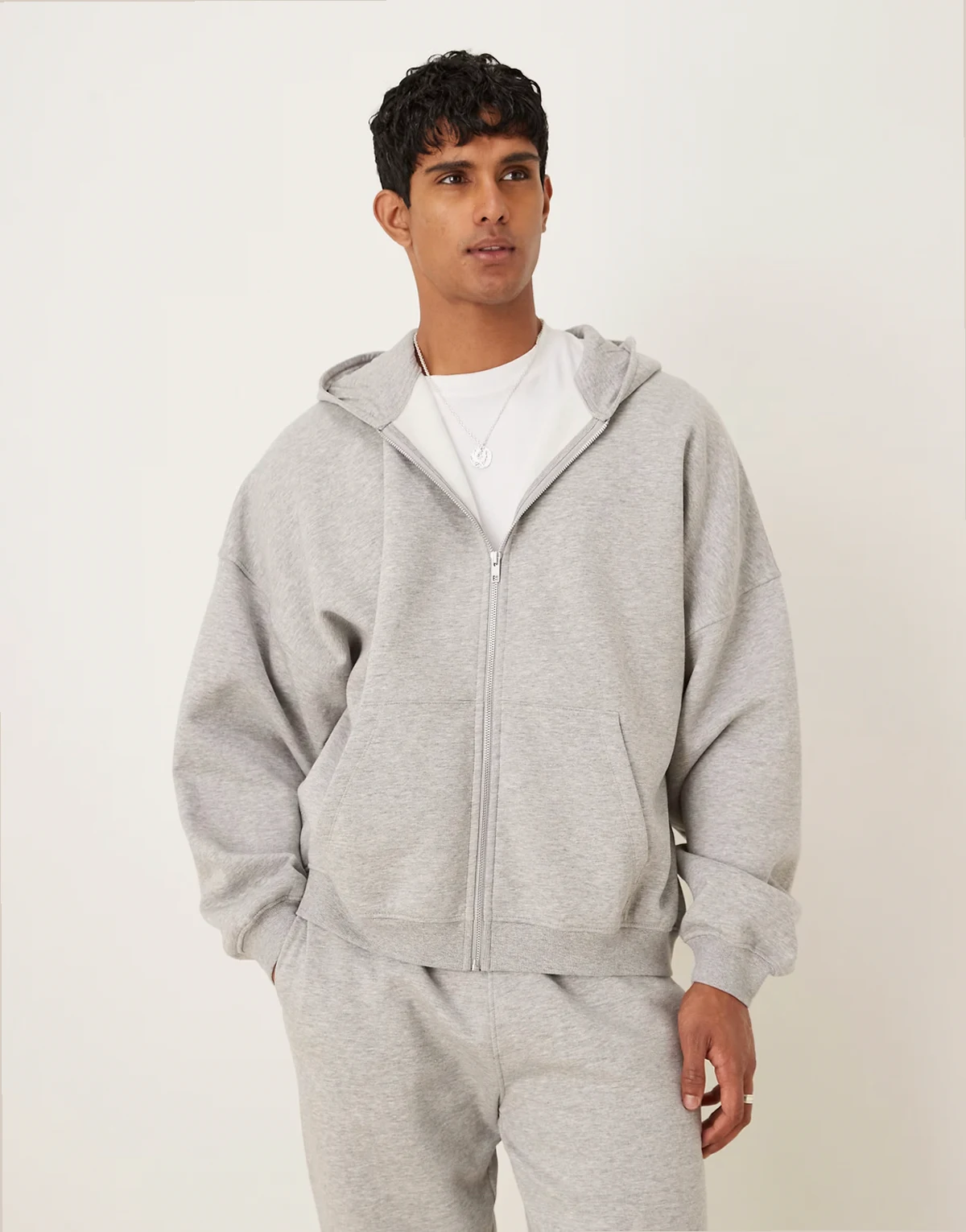 – Szara melanżowa zapinana na zamek bluza z kapturem basic o kroju extreme oversize