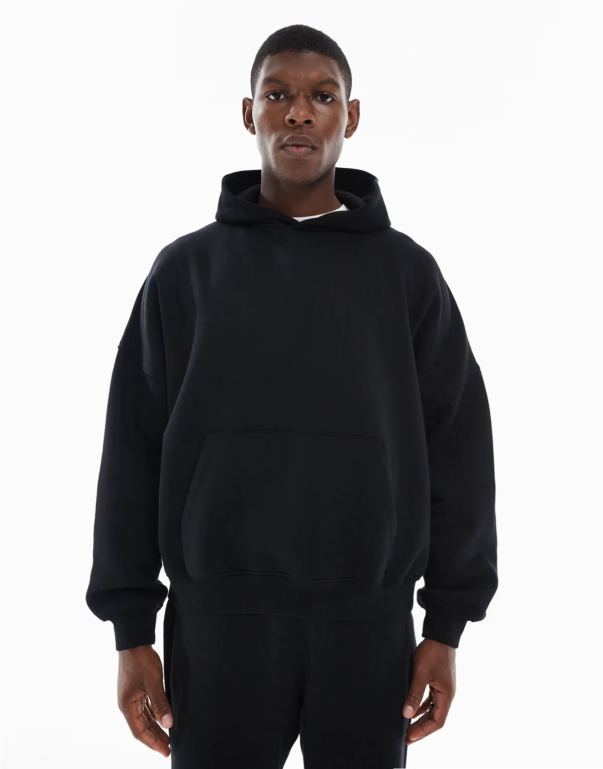 – Czarna bluza z kapturem basic o fasonie extreme oversize