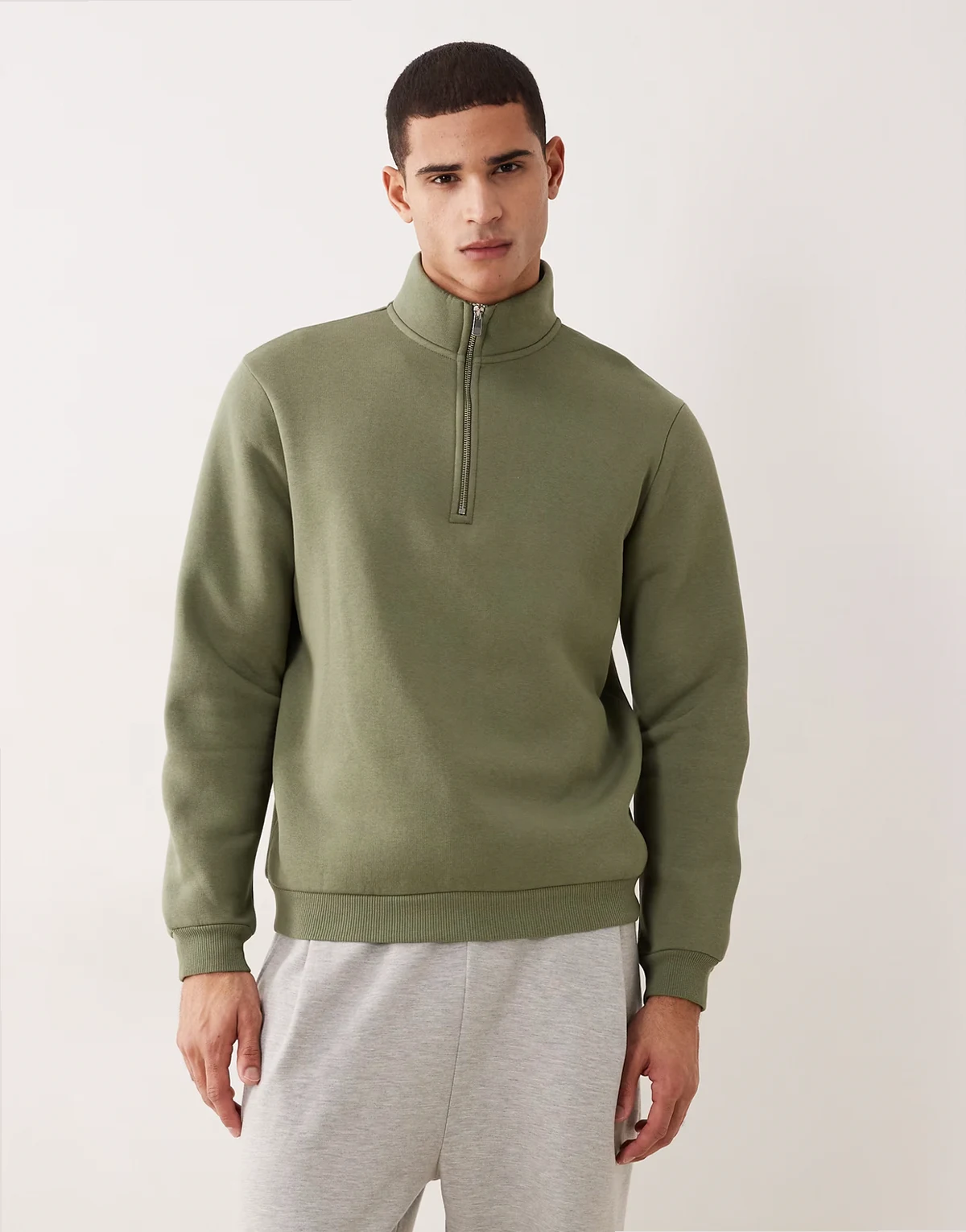 – Essentials – Bluza w zgaszonym oliwkowym kolorze z zapięciem na zamek pod szyją
