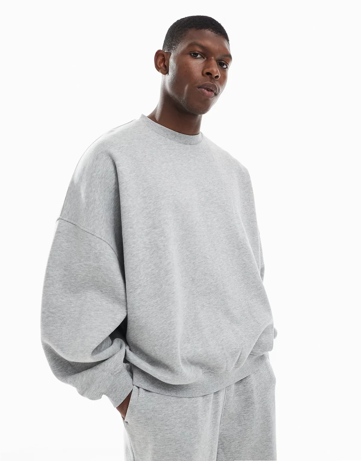 – Szara melanżowa bluza basic o kroju extreme oversize