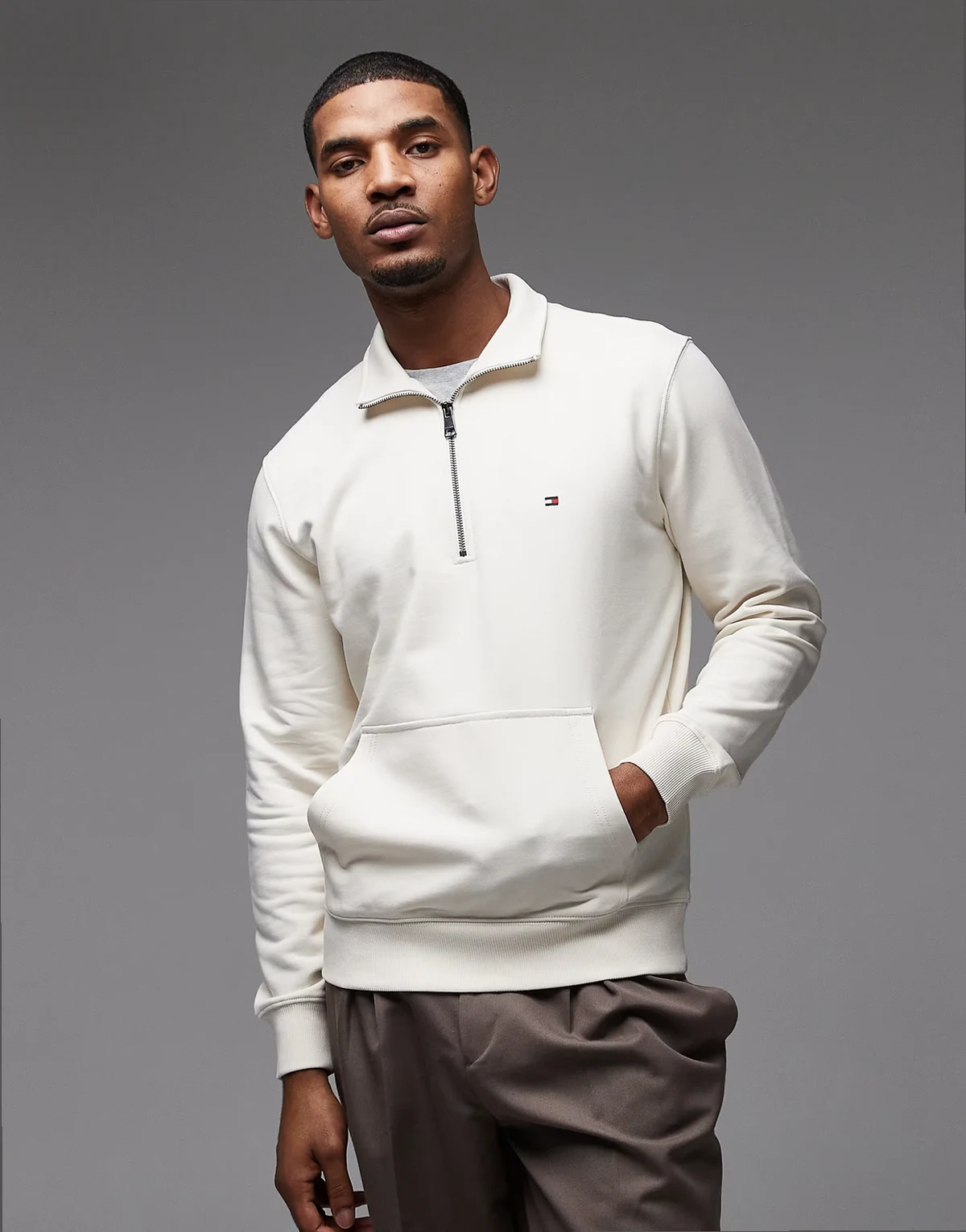 – Essential – Frottee-Sweatshirt in Cremeweiß mit kurzem Reißverschluss