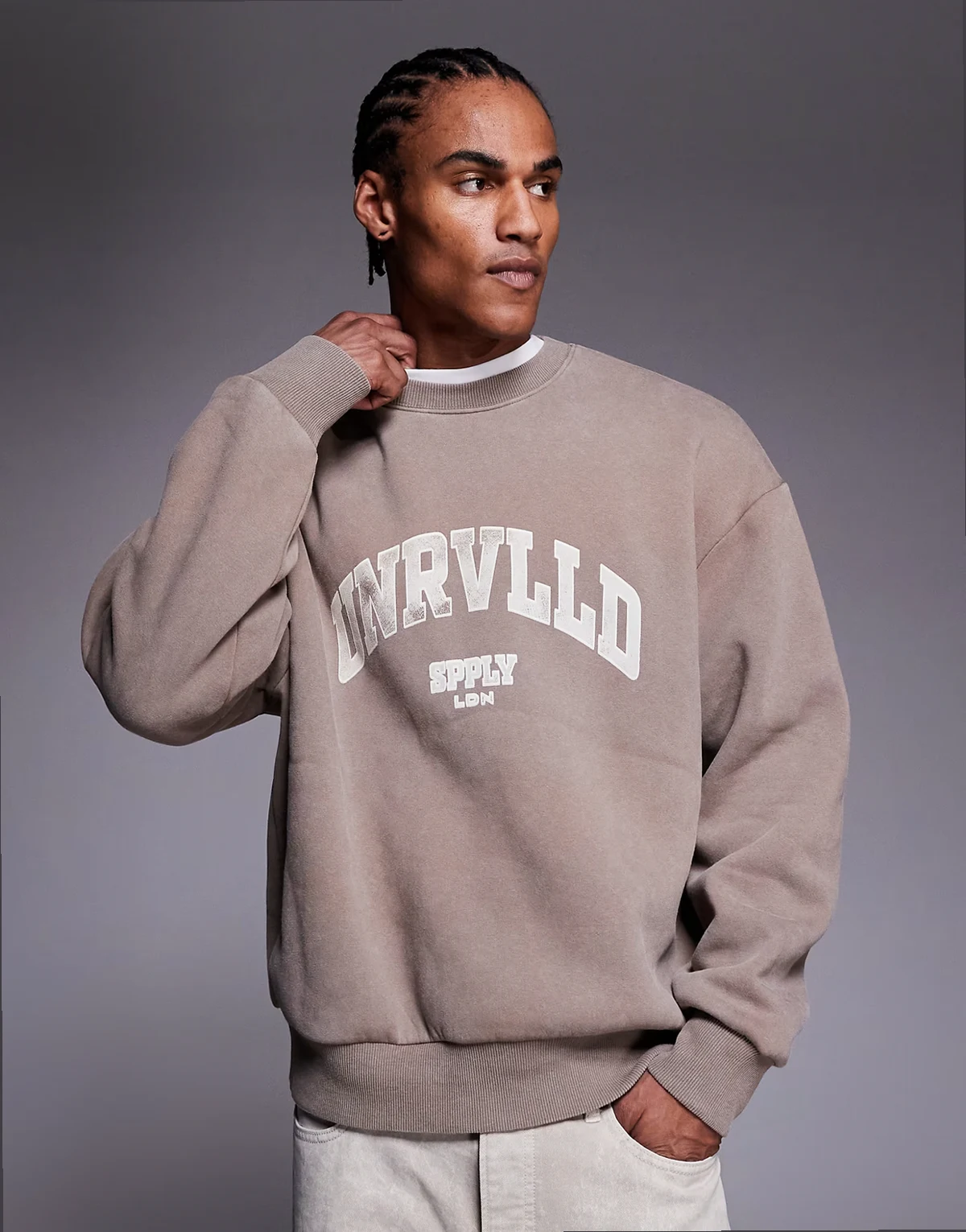 – Oversize-Sweatshirt in verwaschenem Braun mit Rundhalsausschnitt und Print
