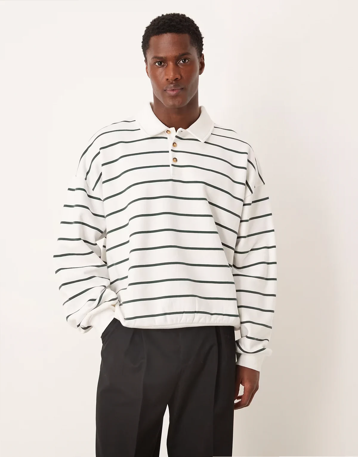 – Koszulka polo o fasonie extreme oversize w kolorze ecru w paski
