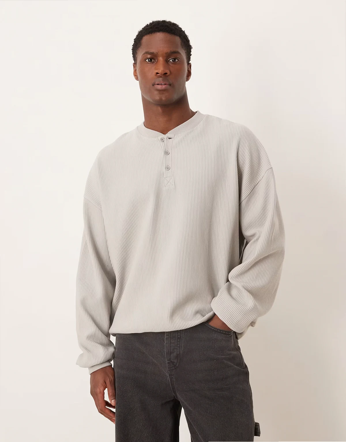 – Kamiennobeżowa prążkowana bluza extreme oversize z dekoltem typu henley