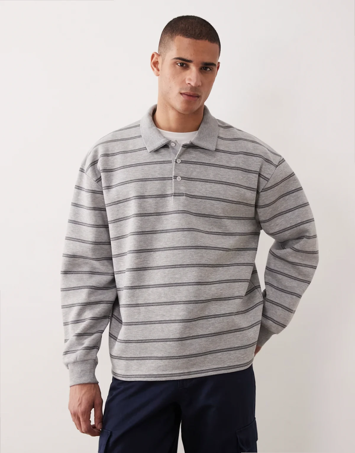 – Szara melanżowa bluza dresowa oversize w paski z kołnierzykiem