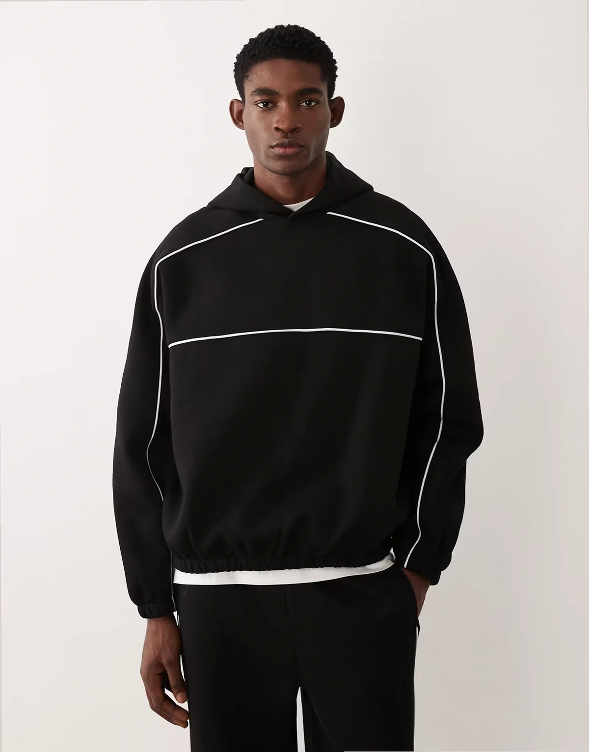 – Czarna bluza extreme oversize z kapturem i wypustkami