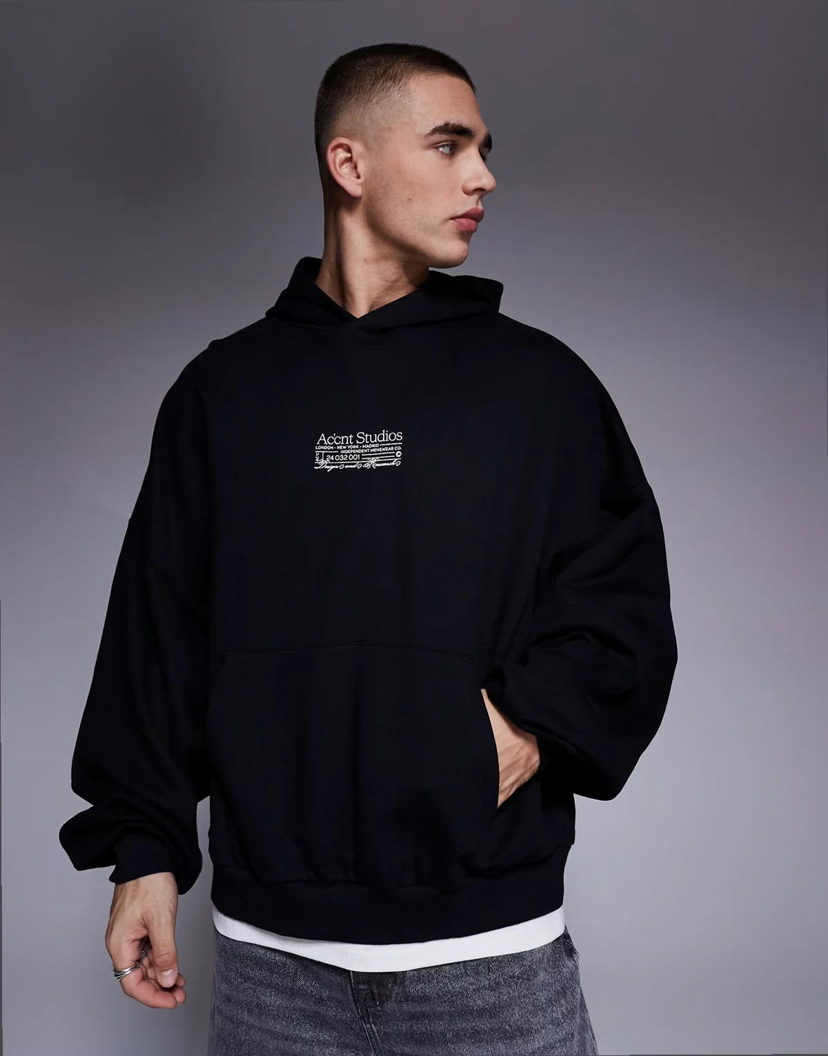 – Czarna bluza z kapturem o fasonie extreme oversize z nadrukiem na piersi