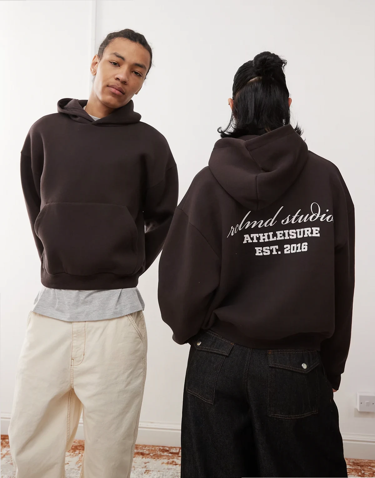 – Czekoladowa pudełka bluza unisex o krótkim fasonie z kapturem i logo