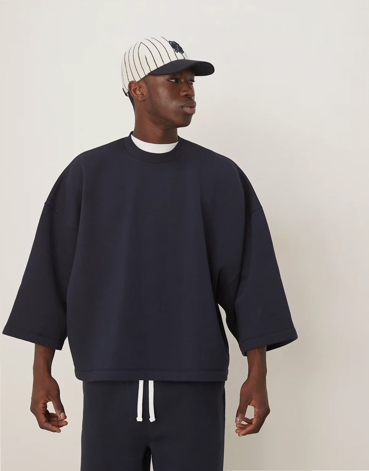 – Granatowa bluza extreme oversize z krótkimi rękawami, część zestawu