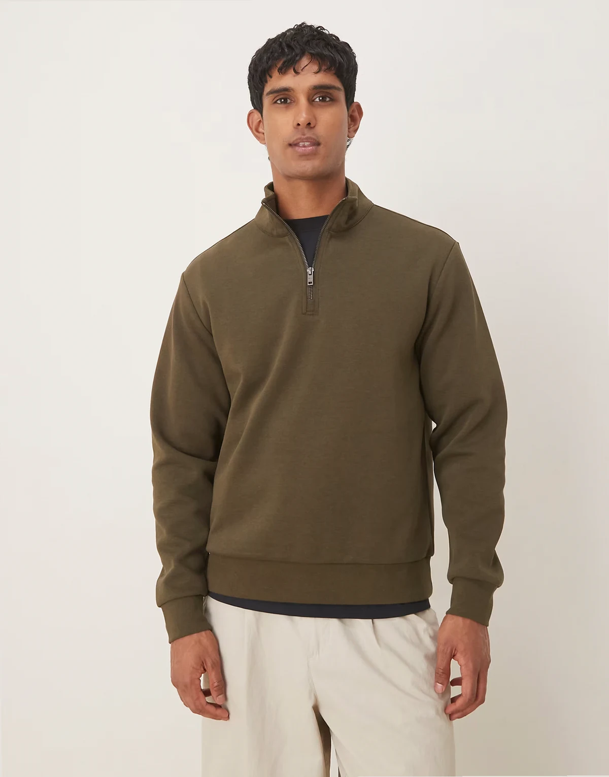 – Ciemnozielona bluza z zapięciem na suwak pod szyją