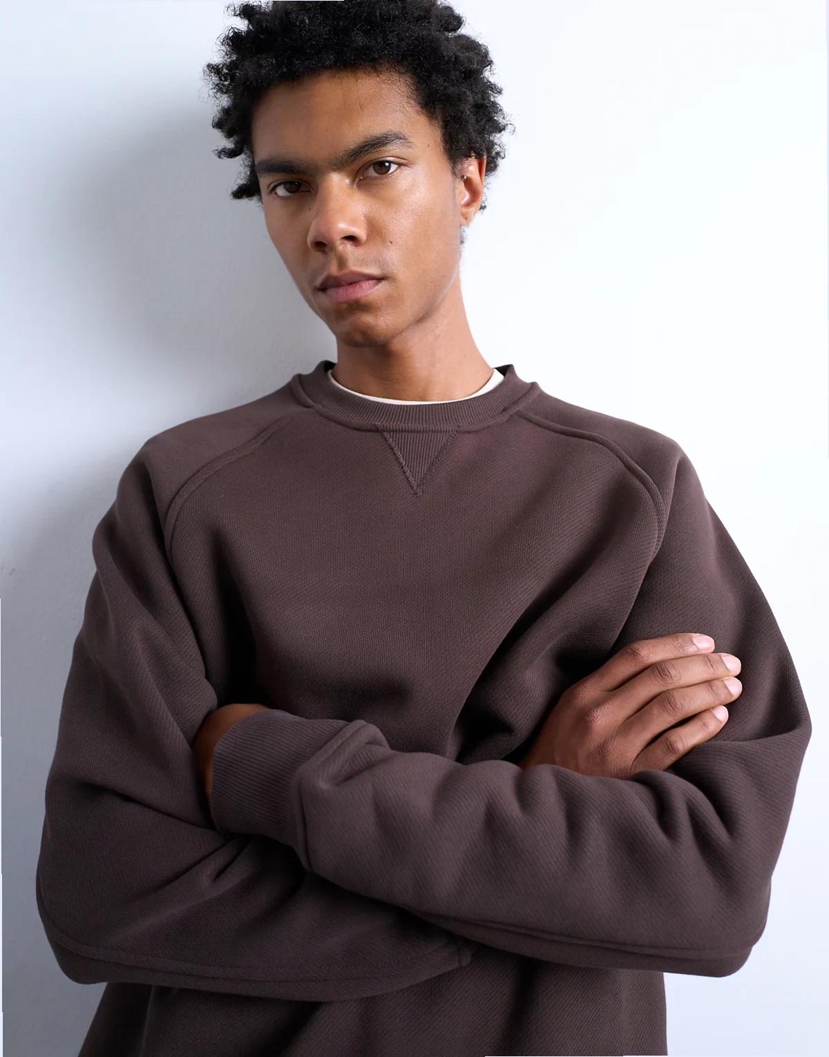 – Sportliches Sweatshirt aus hochwertigem, schwerem Material in Braun mit Raglanärmeln und unversäuberten Kanten