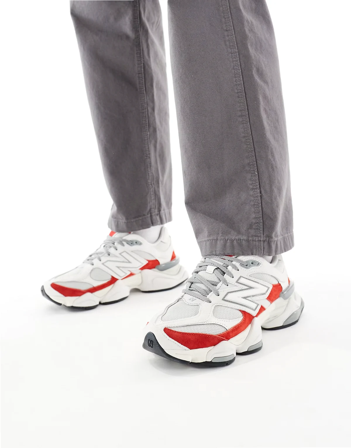 9060 unisex sneaker in white with red detail