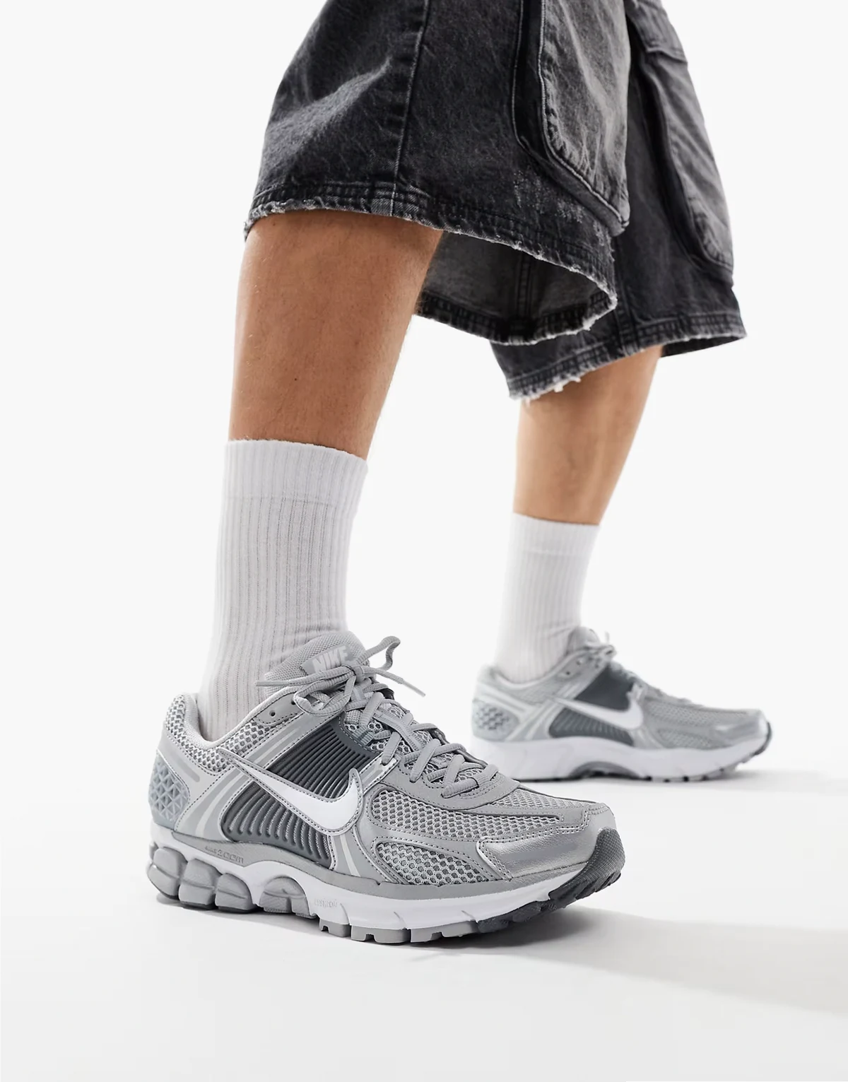 Zoom Vomero 5 sneakers in gray & metallic silver