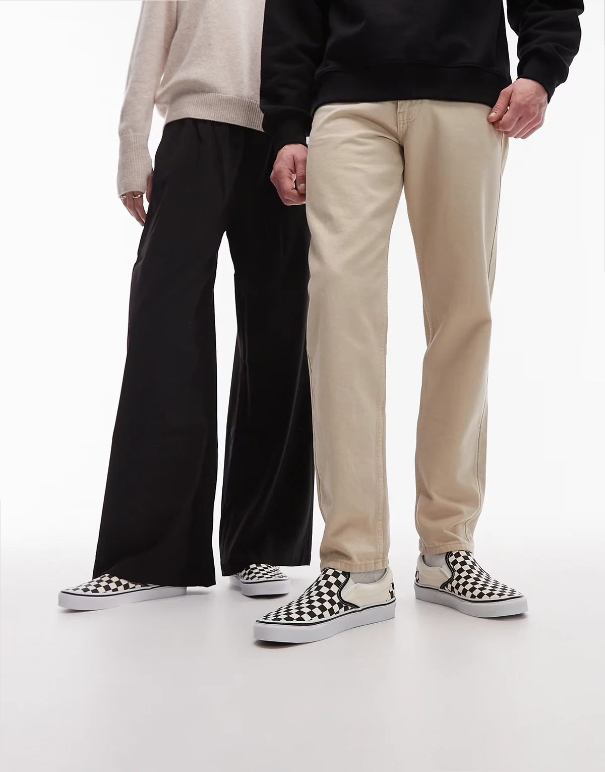 – Czarno-białe, wsuwane buty sportowe w szachownicę