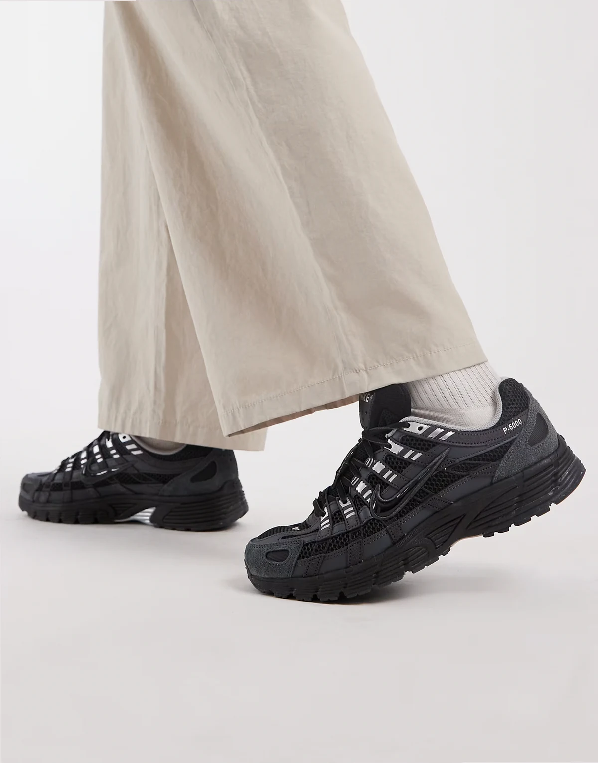 P-6000 SE sneakers in black and metallic silver