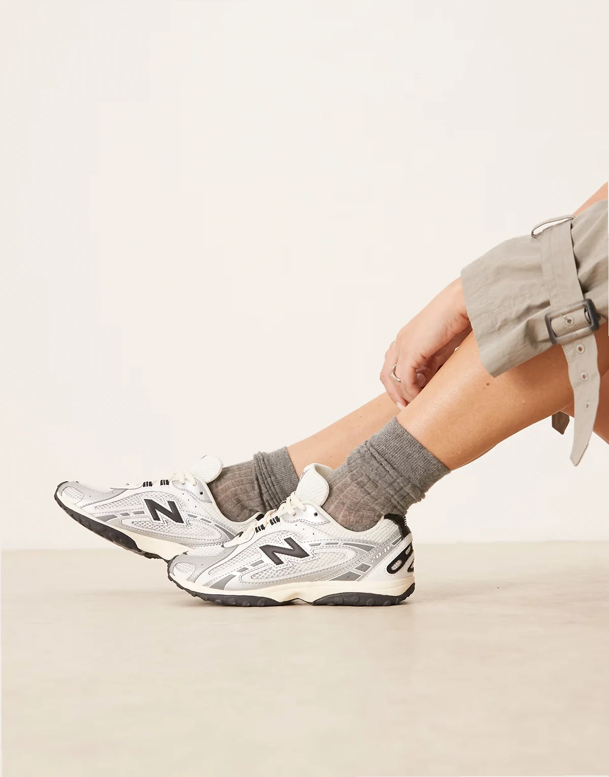 204L sneakers in silver and black