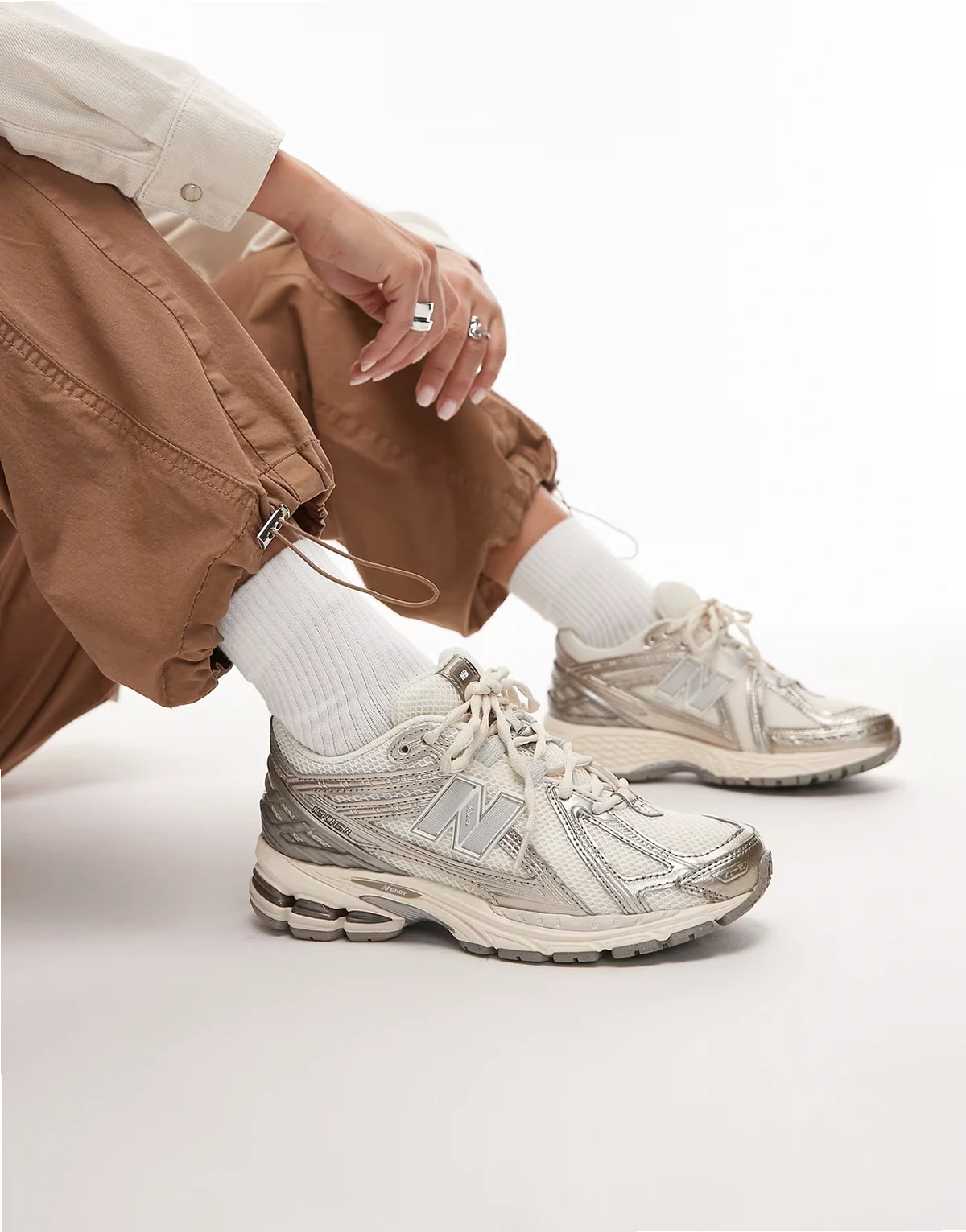 – 1906 – Sneakersy w kolorze złamanej bieli i metalicznosrebrnym