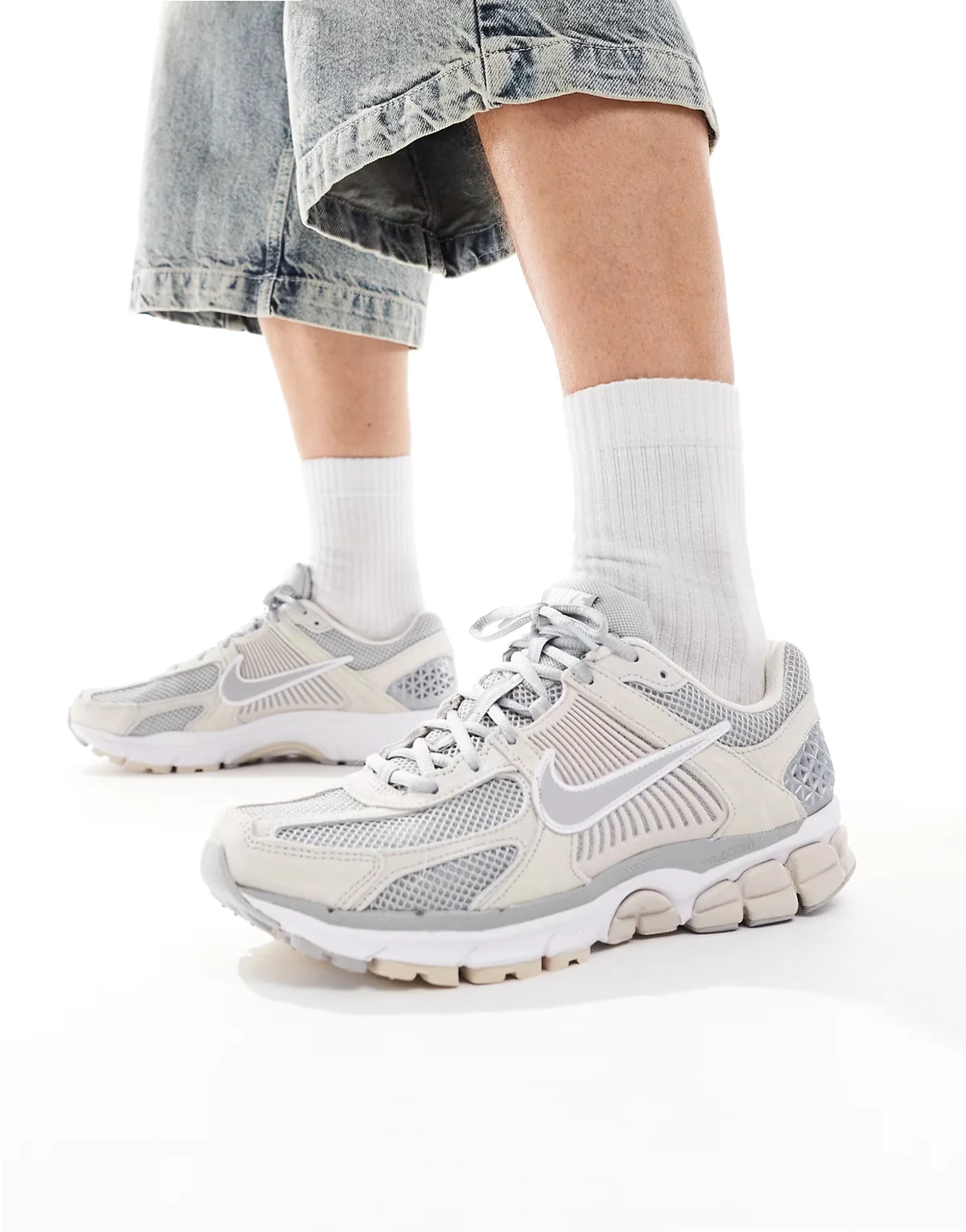 Zoom Vomero 5 sneakers in brown & gray