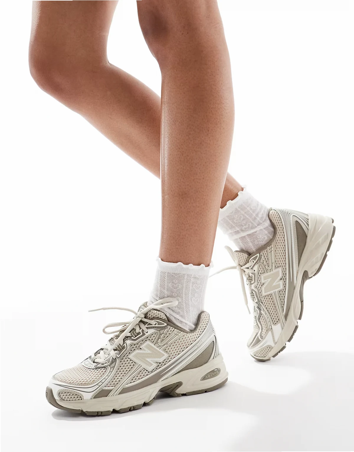 – 740 – Beżowe buty sportowe – tylko w ASOS