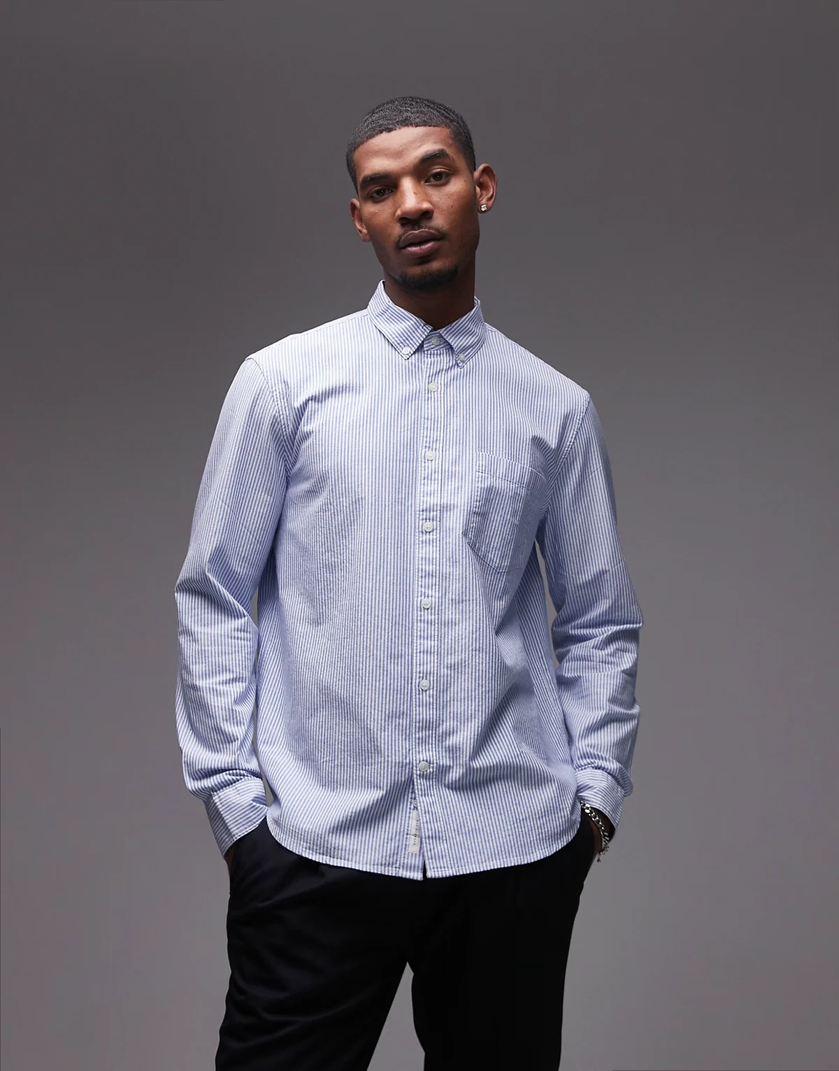 – Niebieska koszula oxford w białe paski