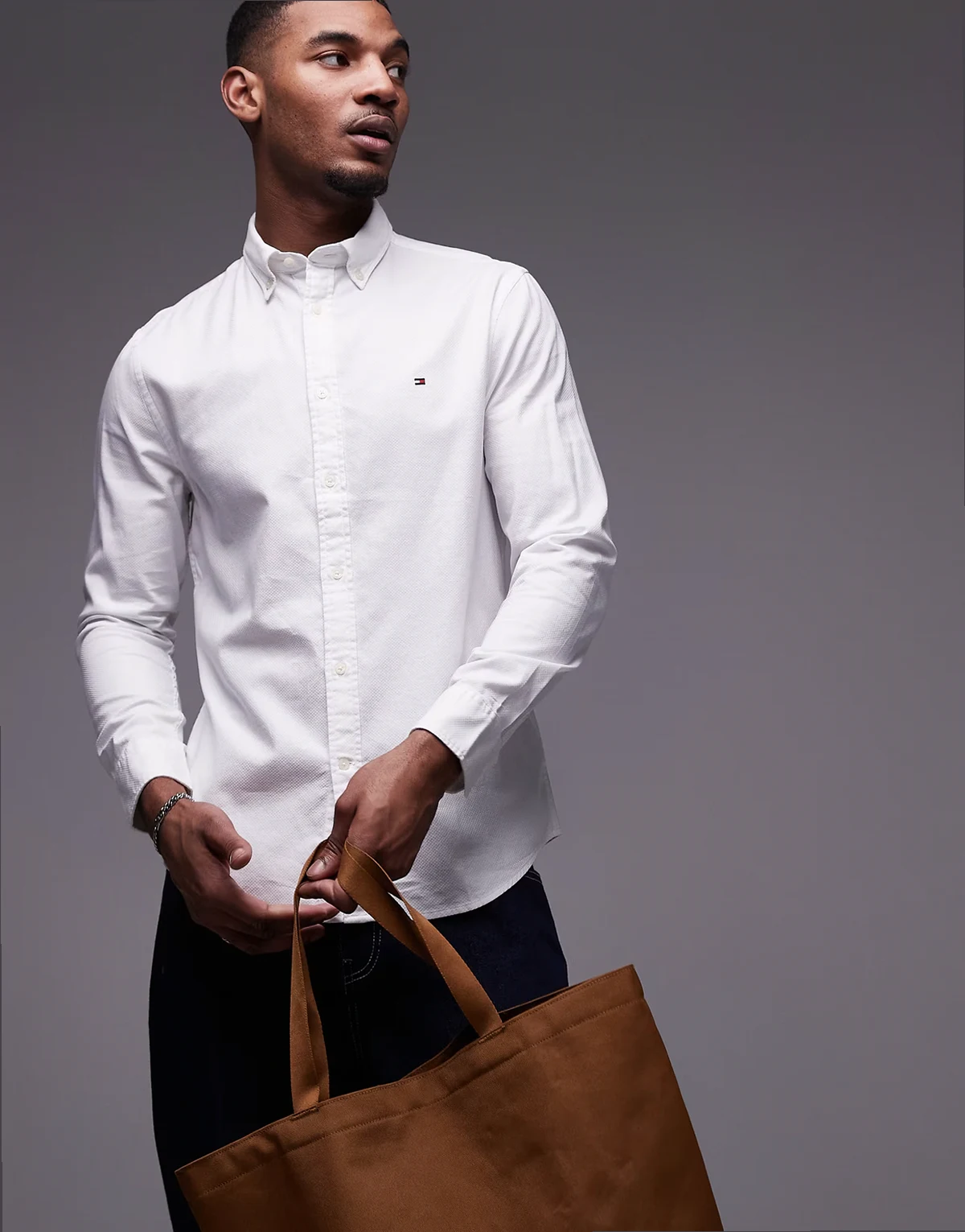 – Biała koszula o dopasowanym kroju z materiału dobby