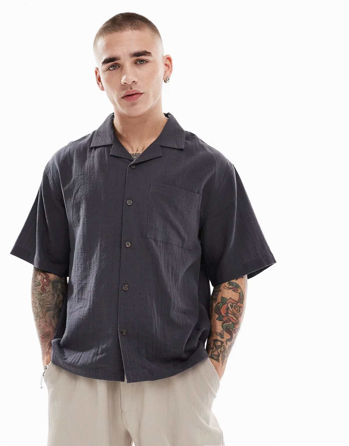 – Kastiges, kurzärmliges Hemd aus grob gewebter Baumwolle in Schwarz