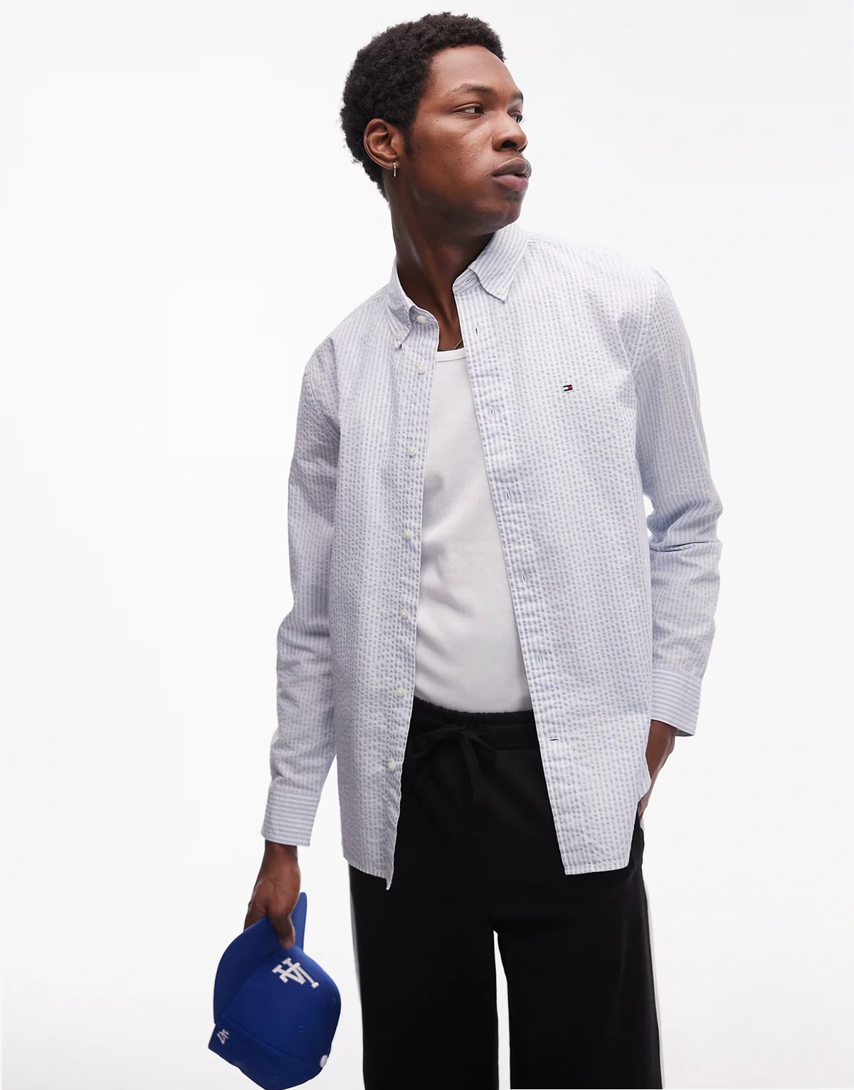 – Jasnoniebieska koszula z marszczonego materiału w paski