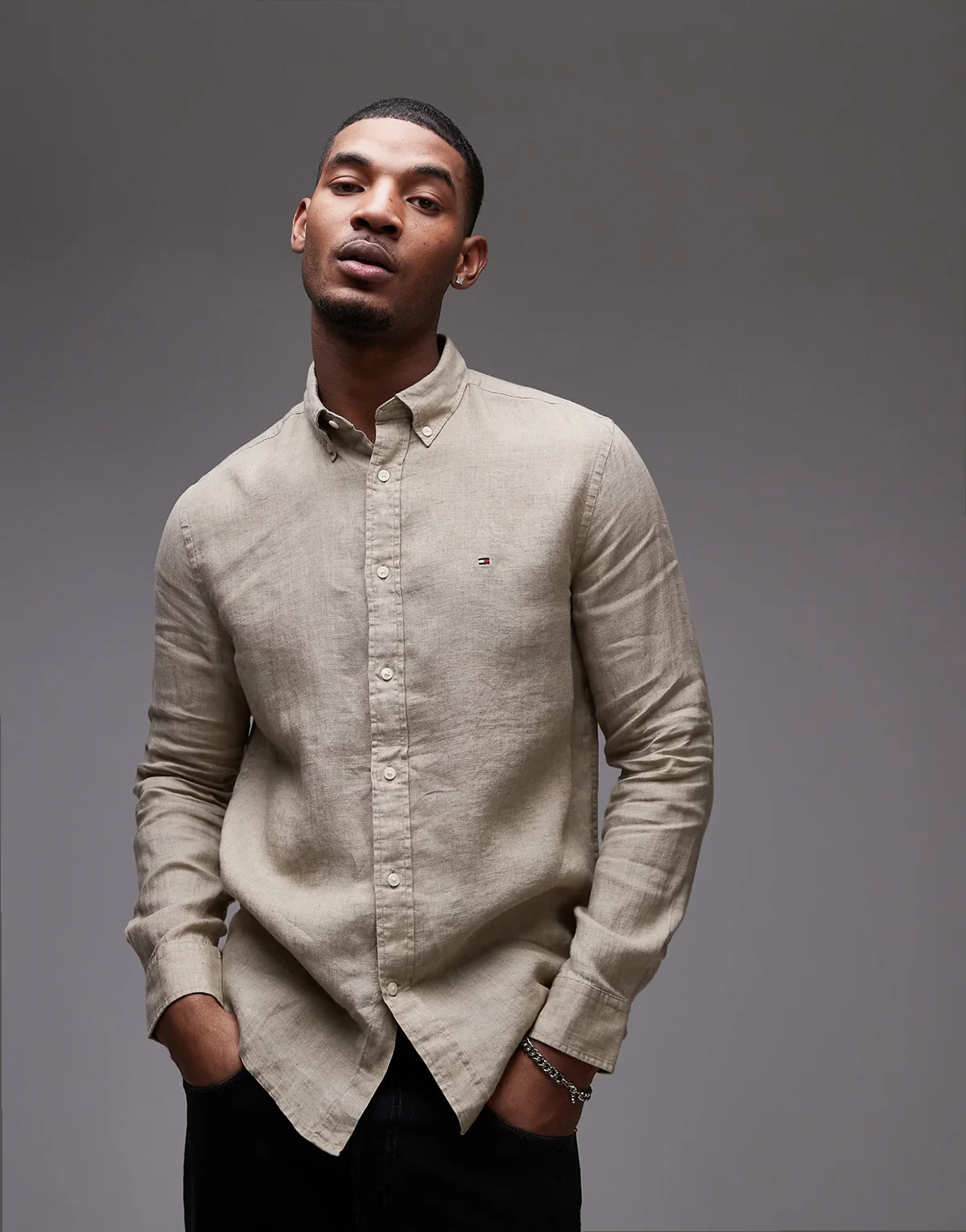 – Beżowa koszula lniana