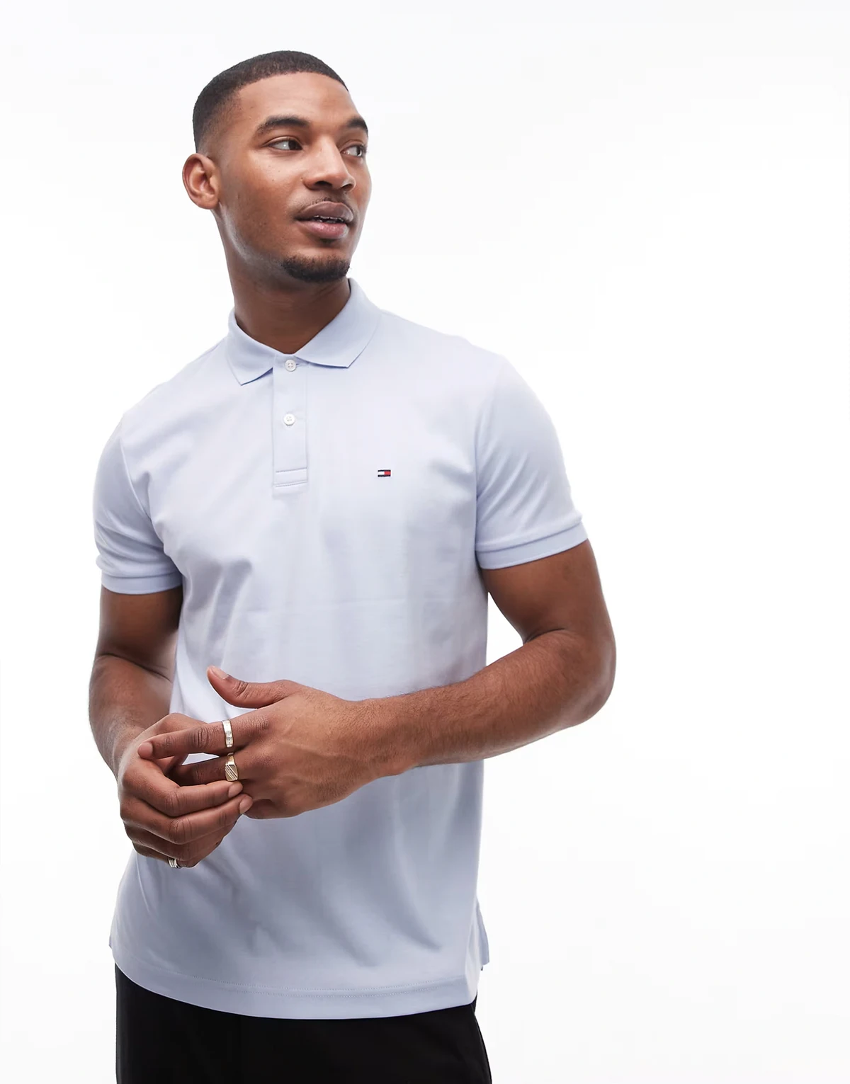 – Jasnoniebieska bawełniana koszula polo o regularnym kroju