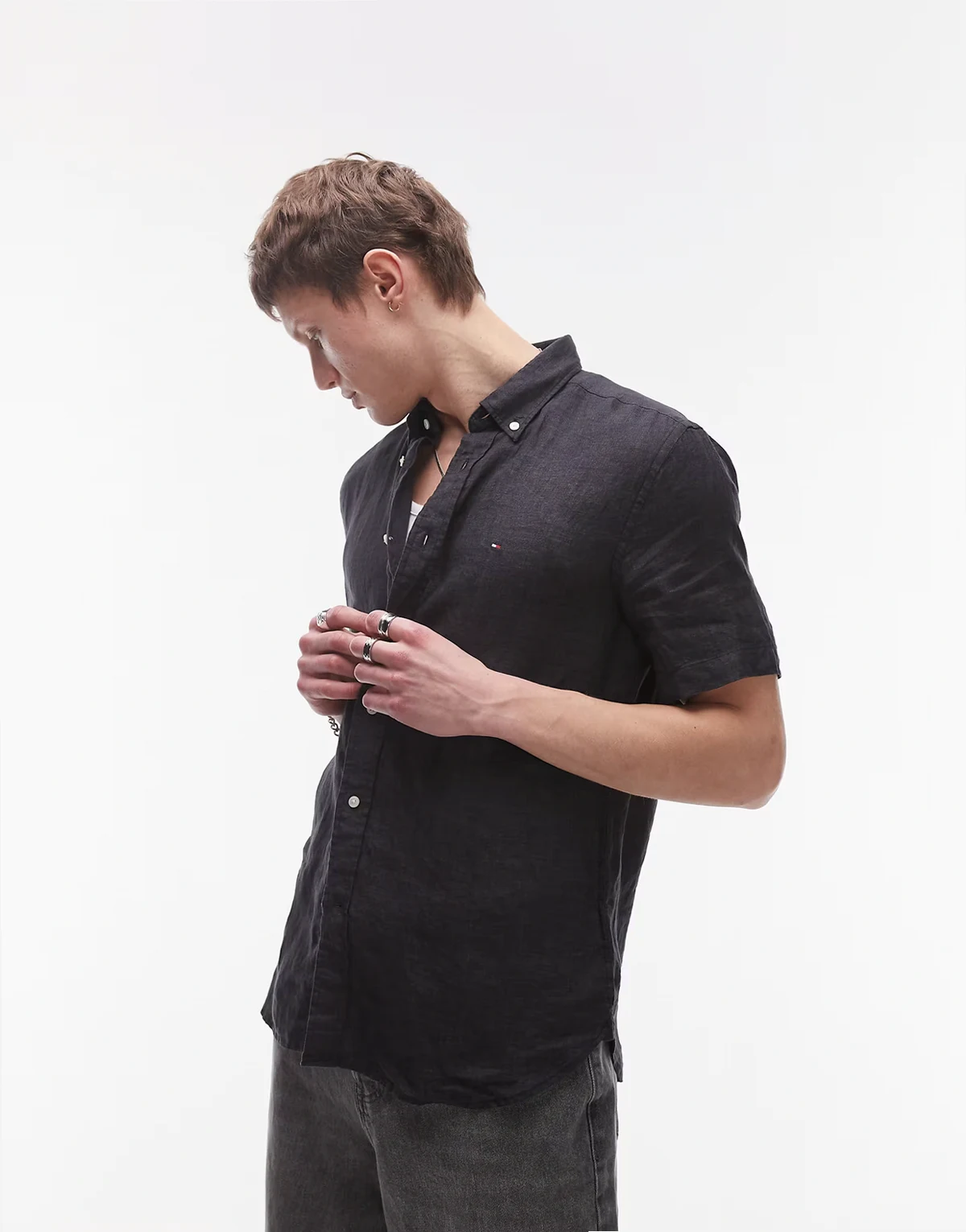 – Czarna lniana koszula z krótkimi rękawami