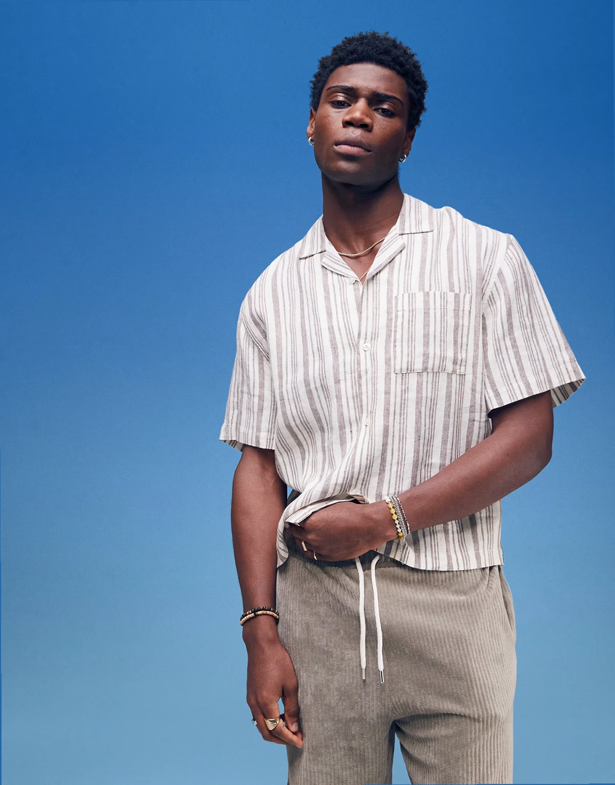 – Kurzärmliges, kastiges Leinenhemd in Creme mit Streifen