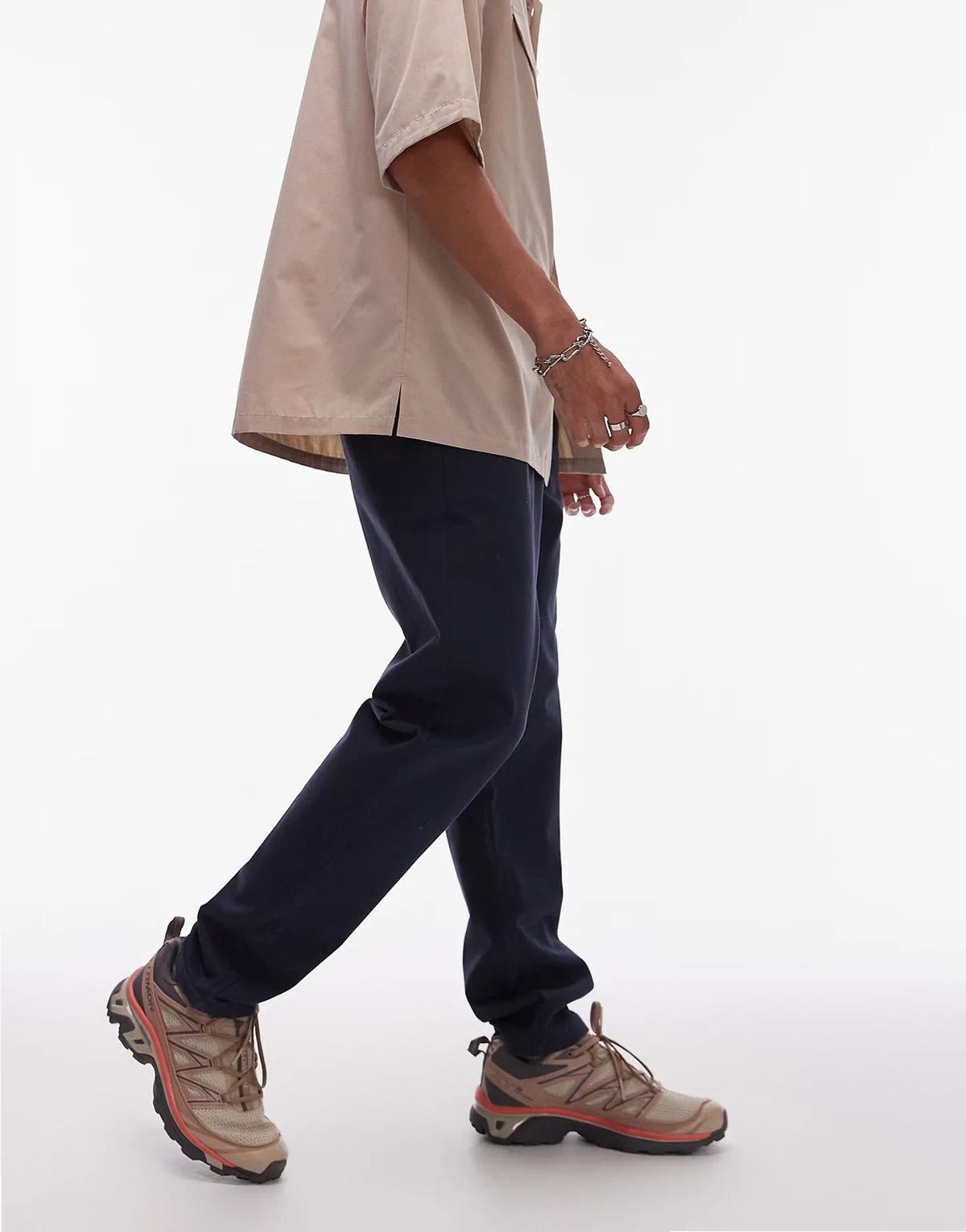 – Schmal zulaufende Chinohose in Marineblau