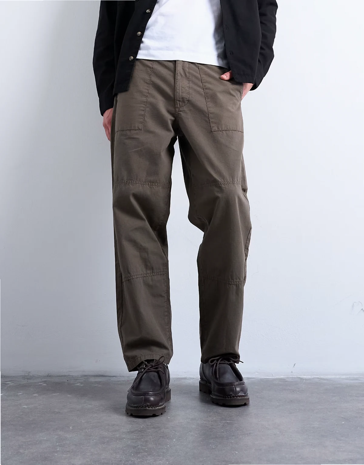 – Schmal zulaufende Hose aus Ripstop in Khaki mit Ziernähten