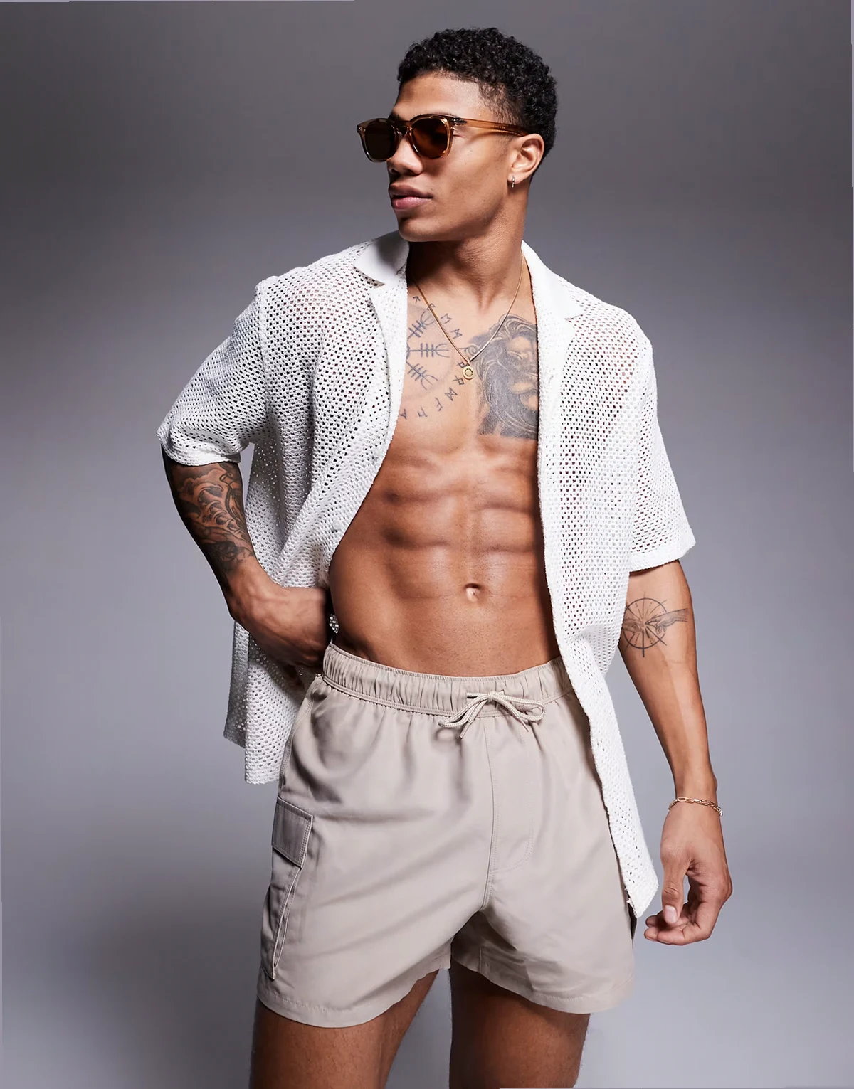 – Kurze Badeshorts in Steinbeige mit Cargo-Taschen