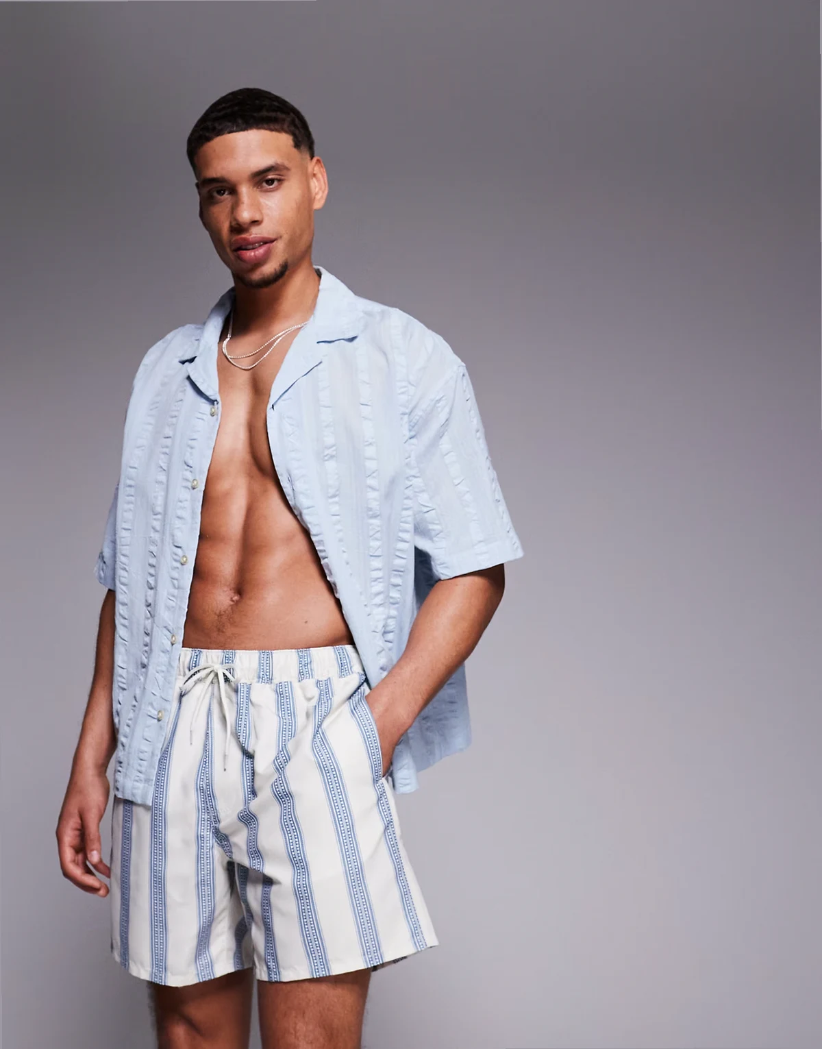swim shorts in mid length in blue stripe