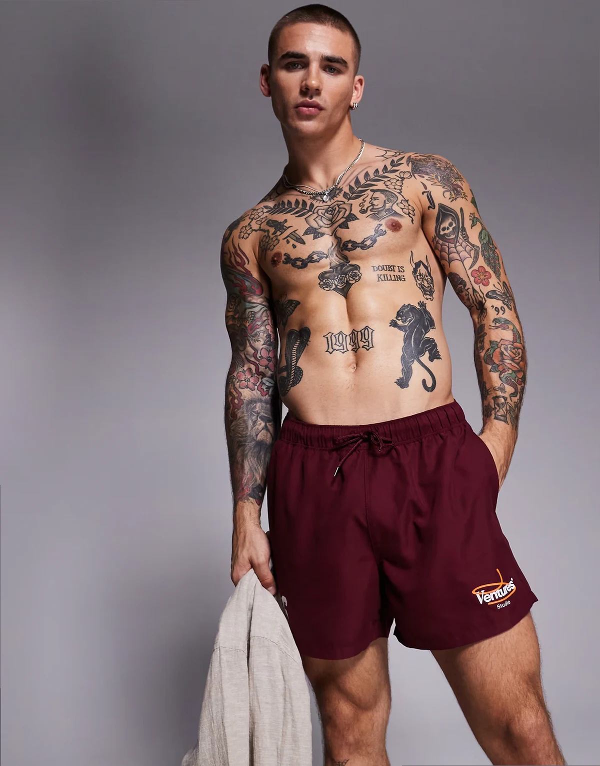 – Kurze Badeshorts in Burgunderrot mit Placement-Print