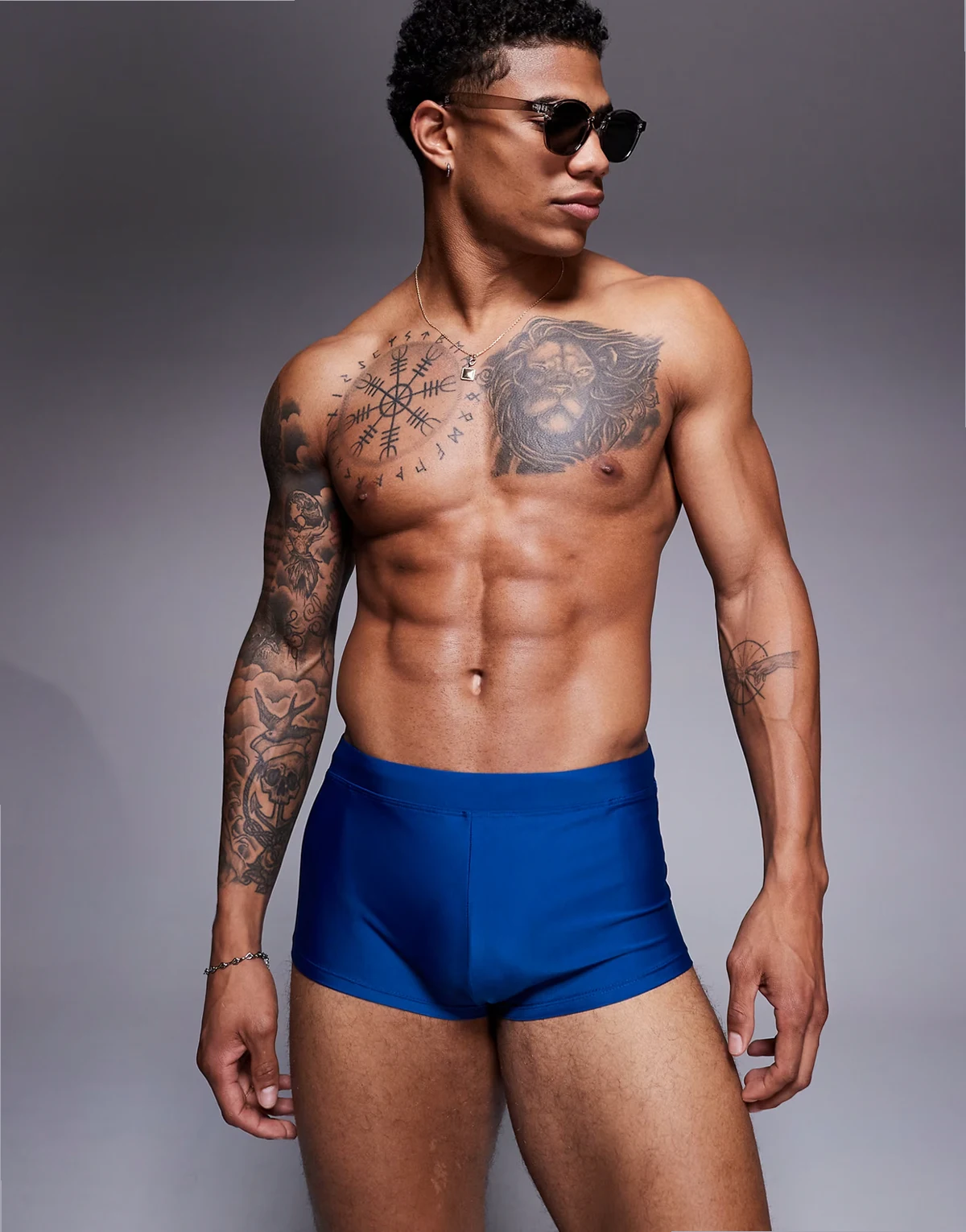 – Granatowe elastyczne kąpielówki