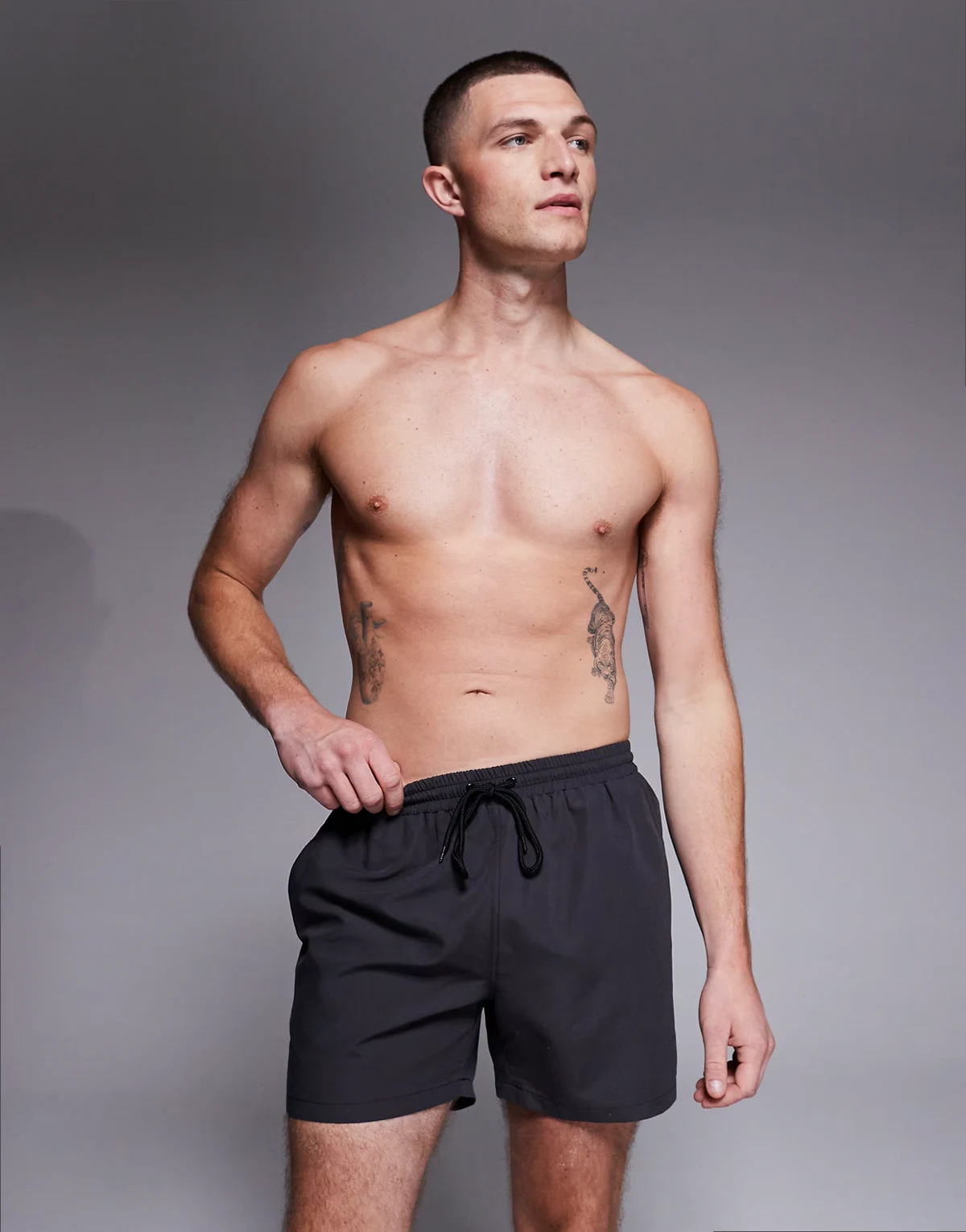 – Czarne szorty kąpielowe