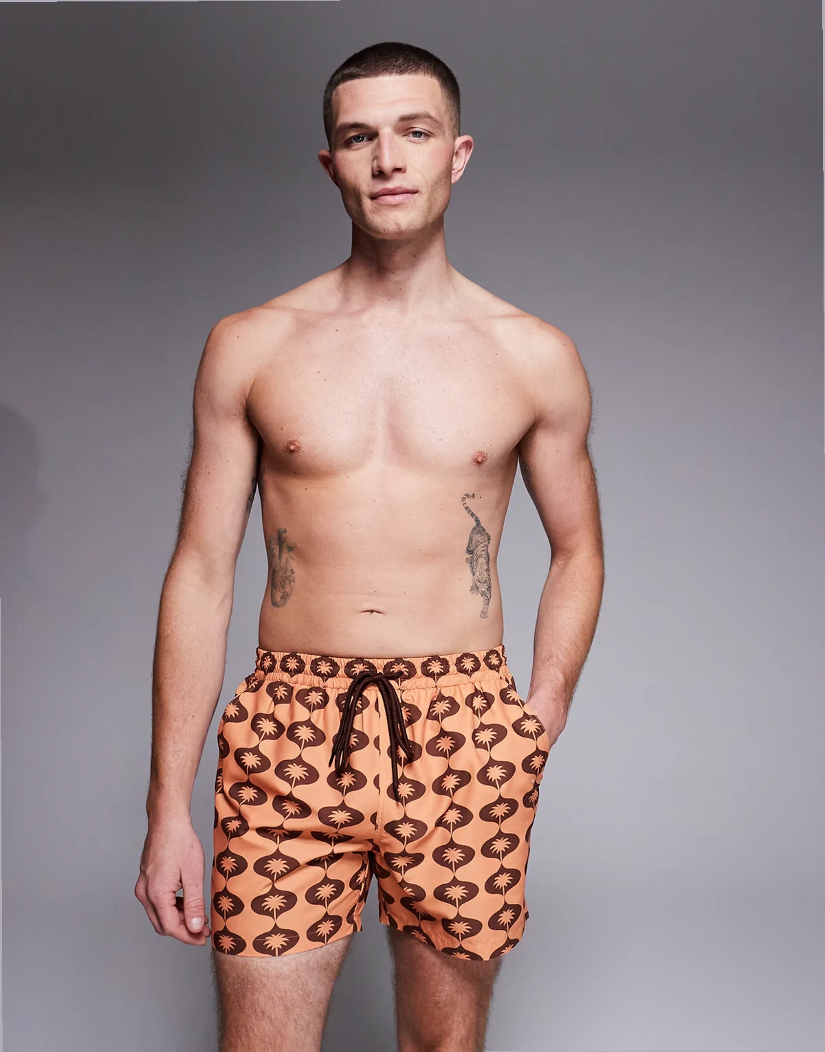 – Brązowe szorty kąpielowe w palmy w stylu retro