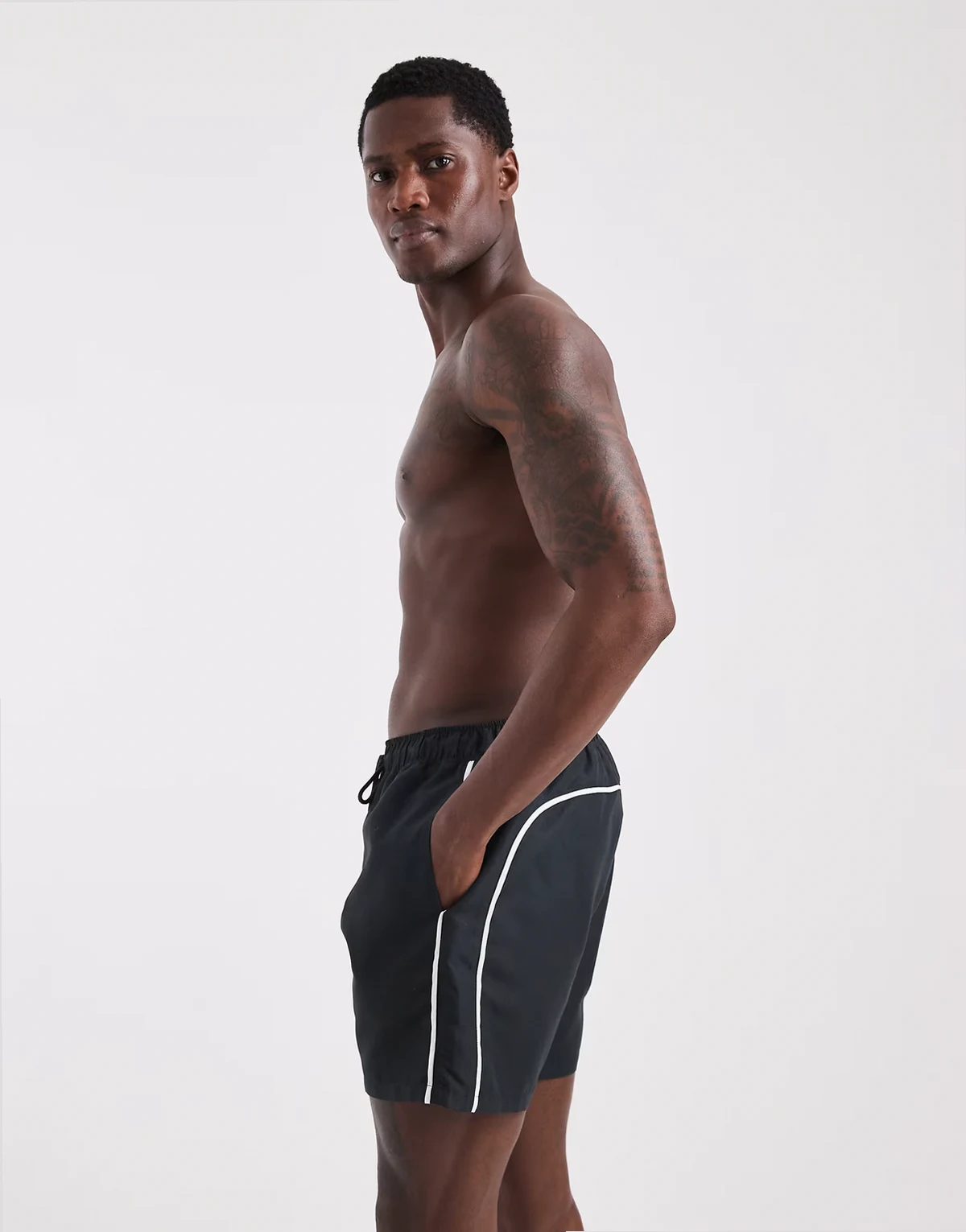 – Czarne średniej długości szorty kąpielowe z kontrastową białą lamówką