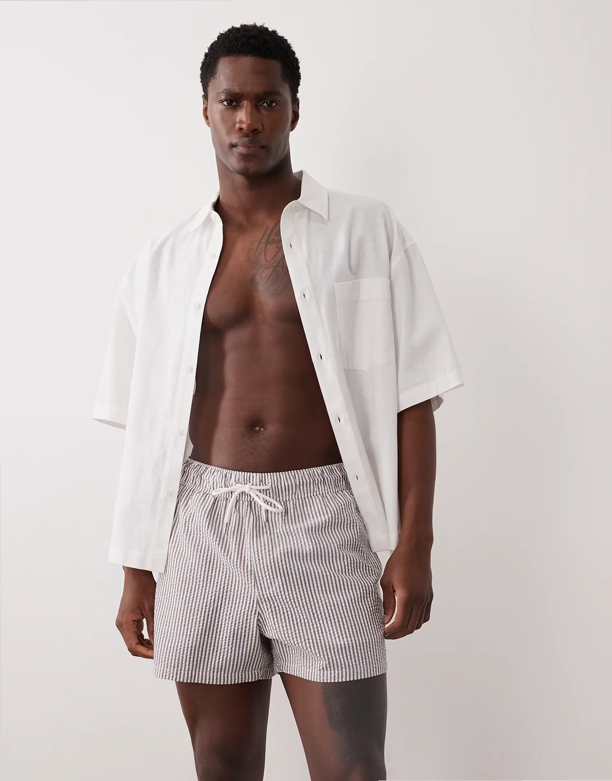 – Krótkie bordowe szorty kąpielowe z kory w paski